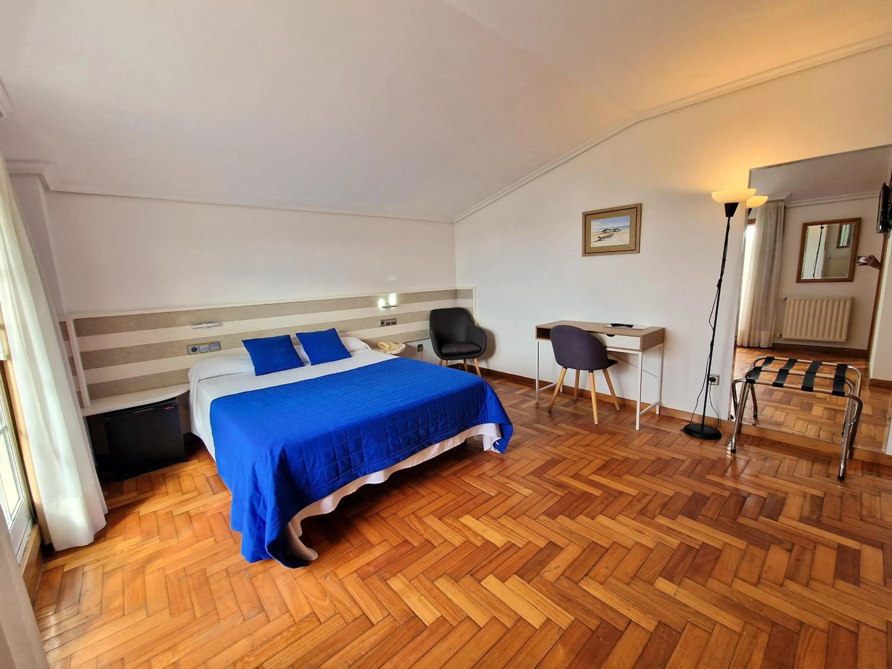 Balcony/Terrace, Bed in Hotel Miramar Playa America Nigran