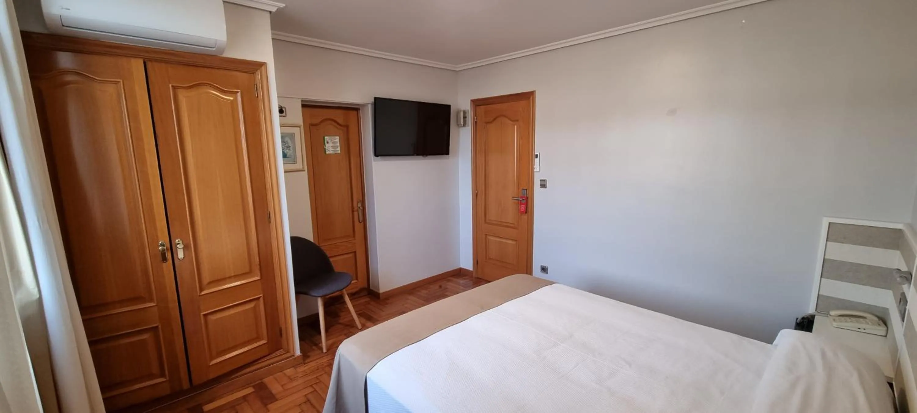 TV and multimedia, Bed in Hotel Miramar Playa America Nigran