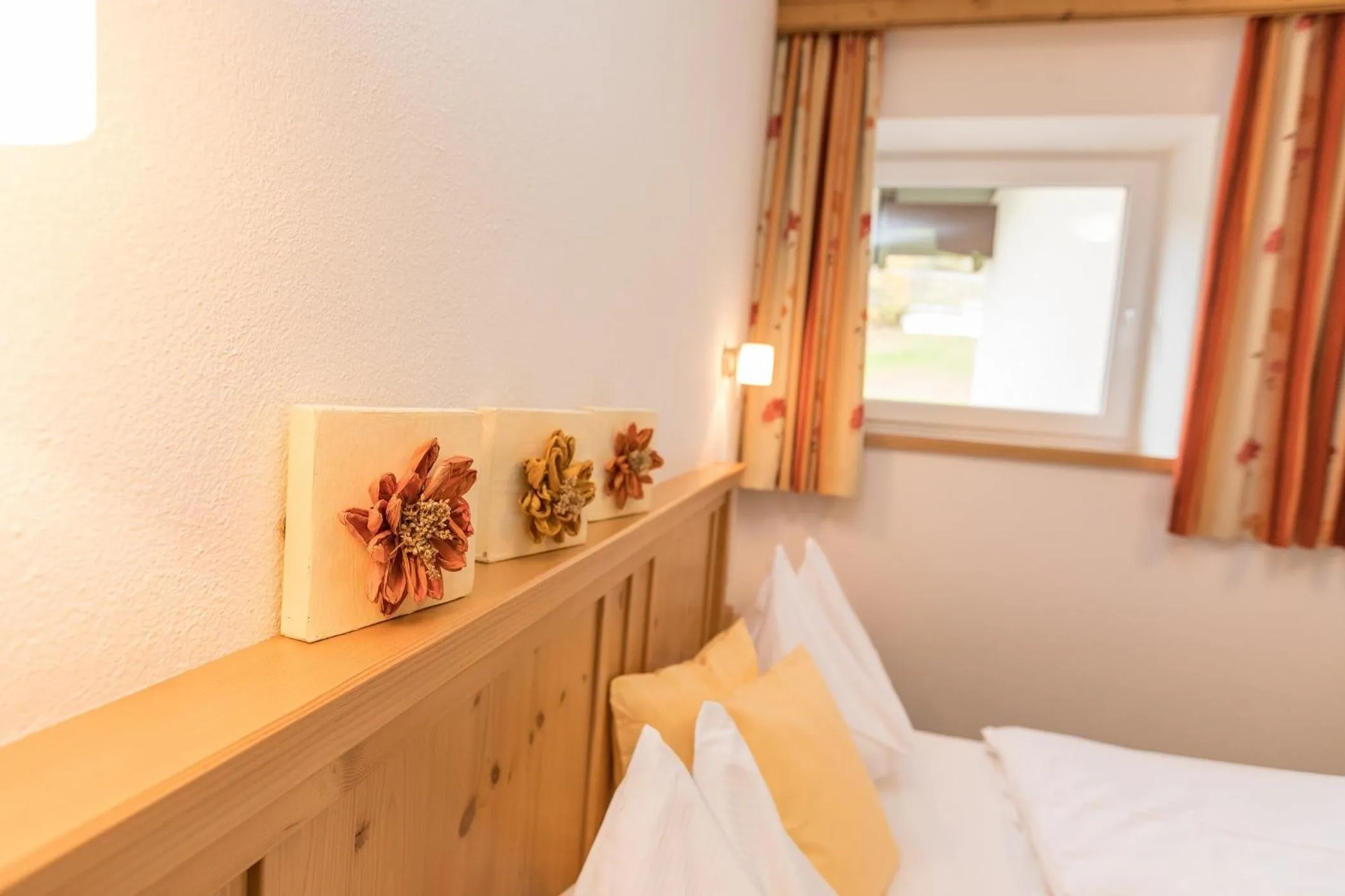 Bedroom, Bed in Alpenhof Apartments