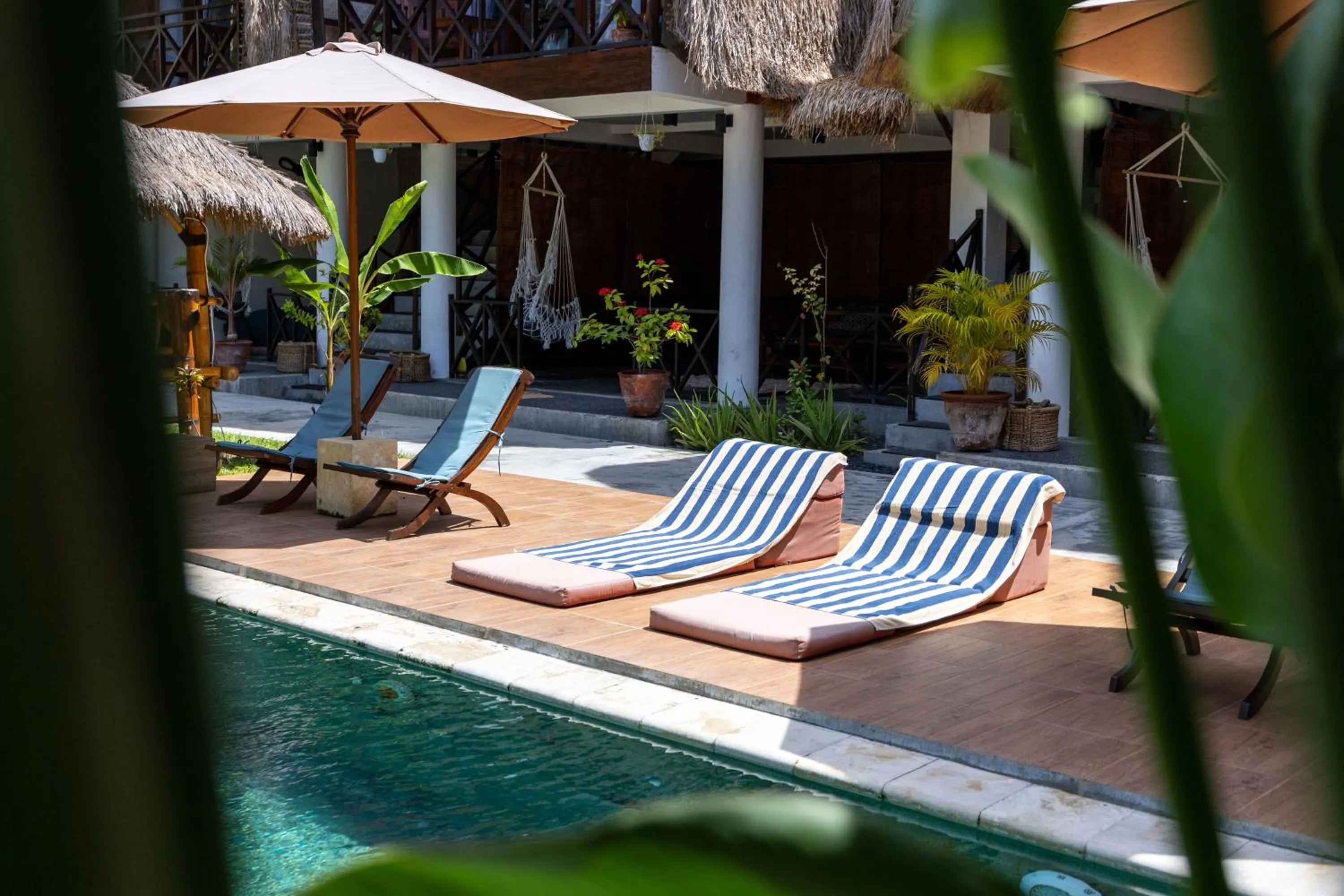 Swimming pool in Martas Windows