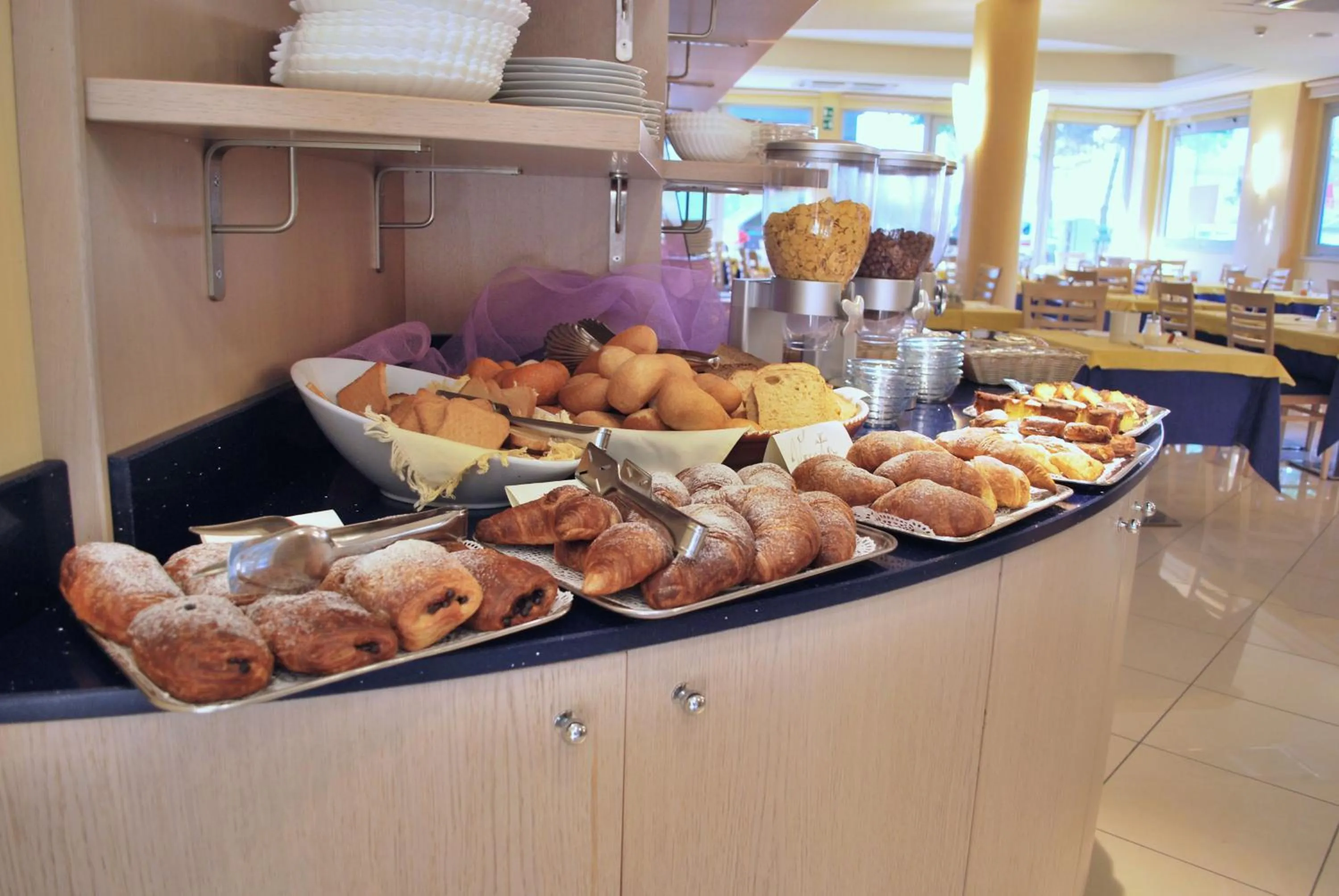 Buffet breakfast in Hotel Bologna