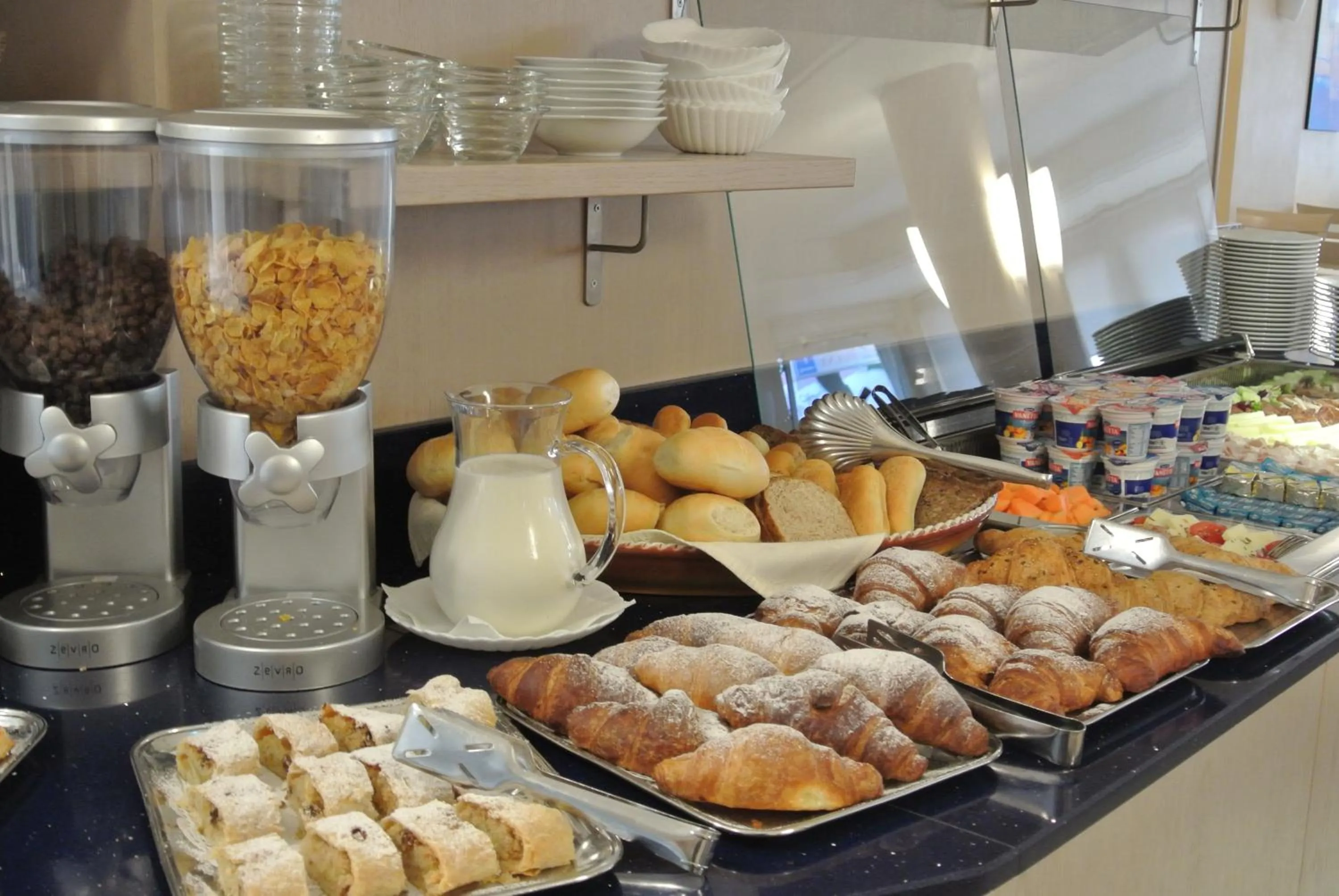 Buffet breakfast in Hotel Bologna