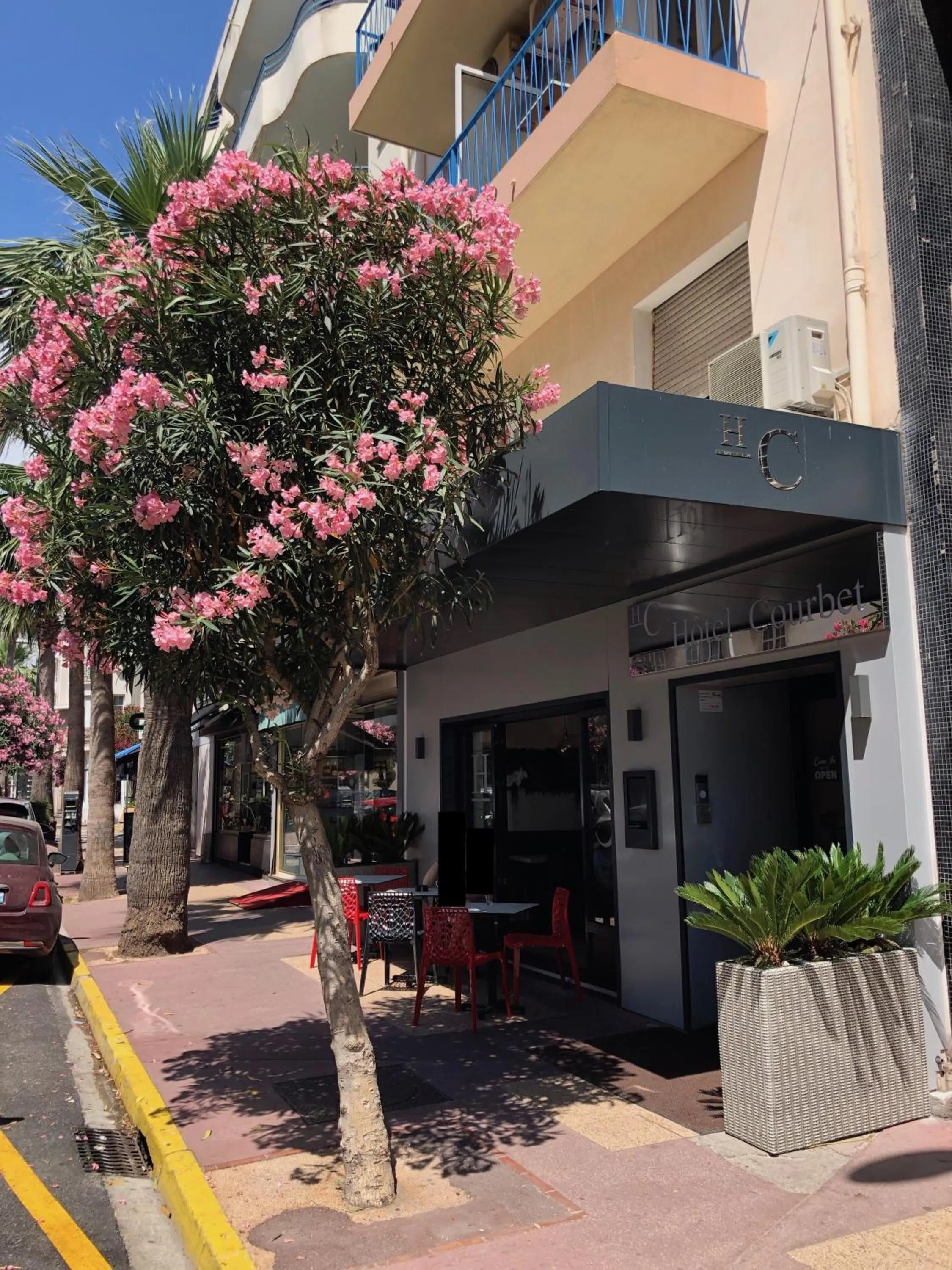 Patio in Hotel Courbet