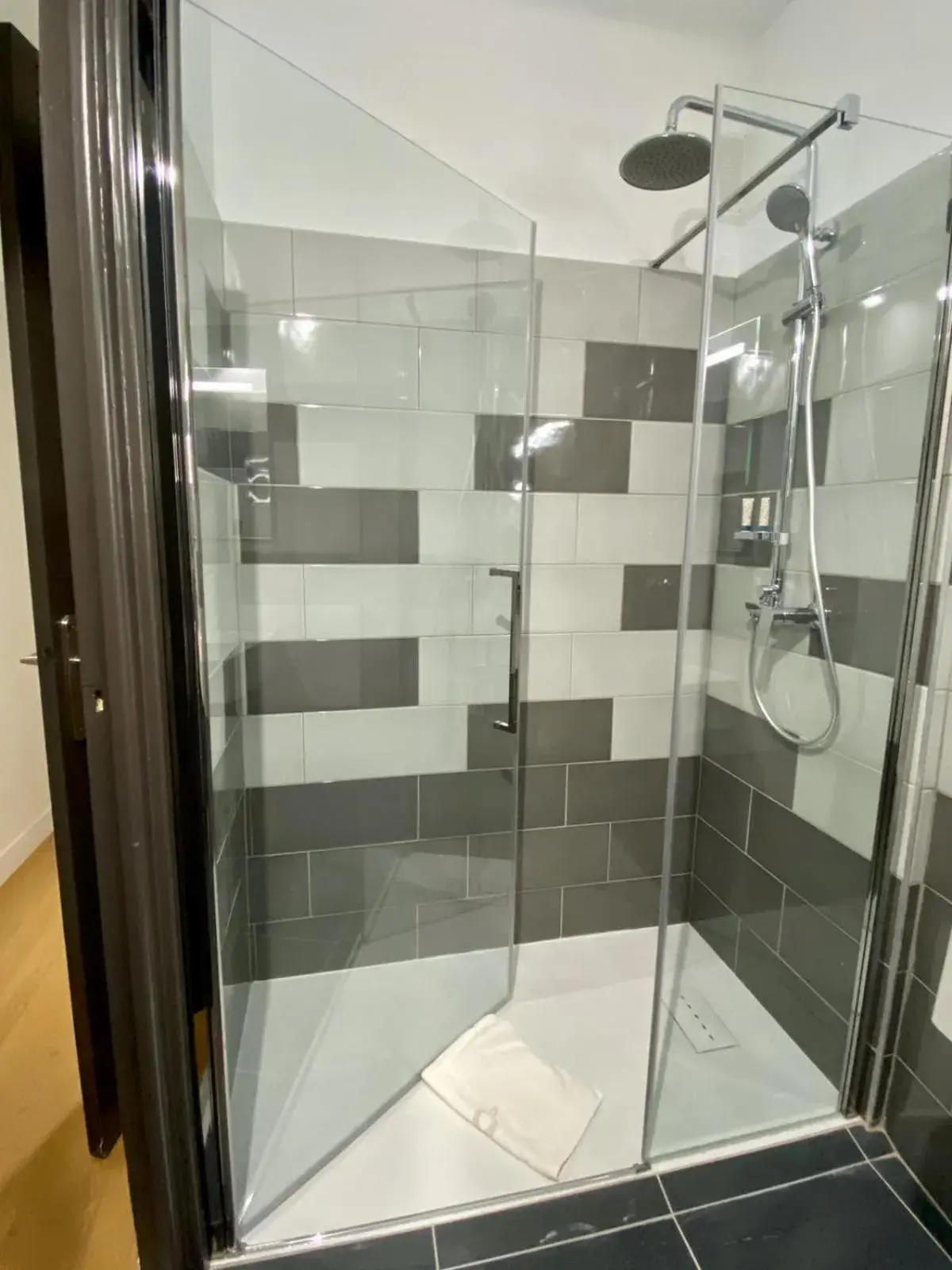 Economy Twin Room in Hotel Courbet Economy Twin Room in Hotel Courbet