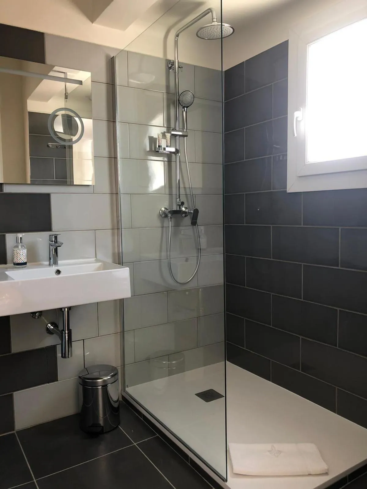 Shower in Hotel Courbet