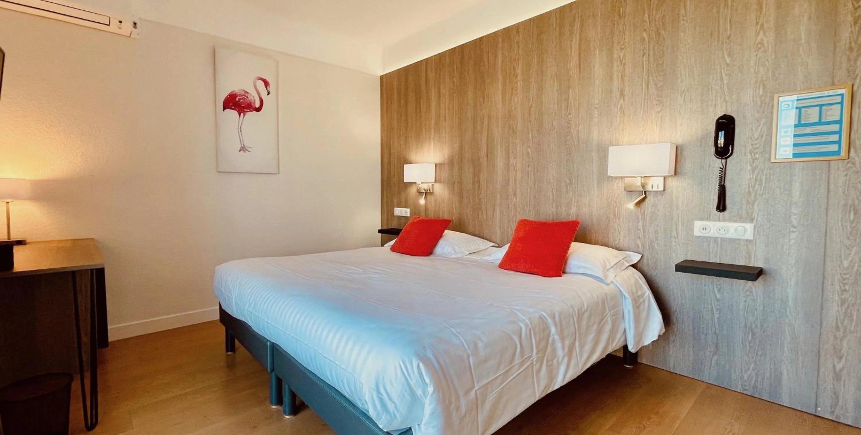 Photo of the whole room, Bed in Hotel Courbet