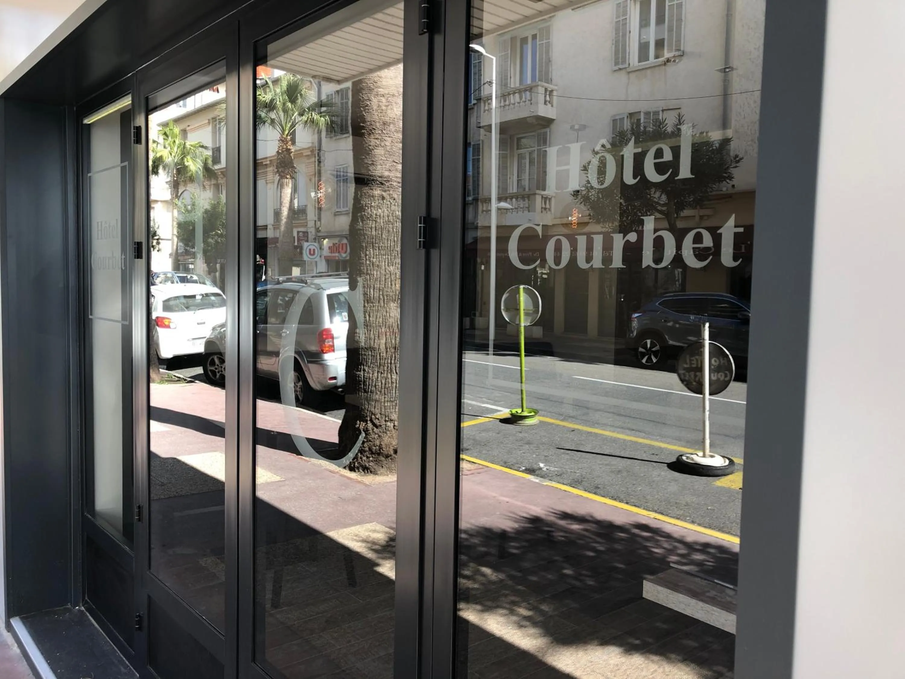Facade/entrance in Hotel Courbet