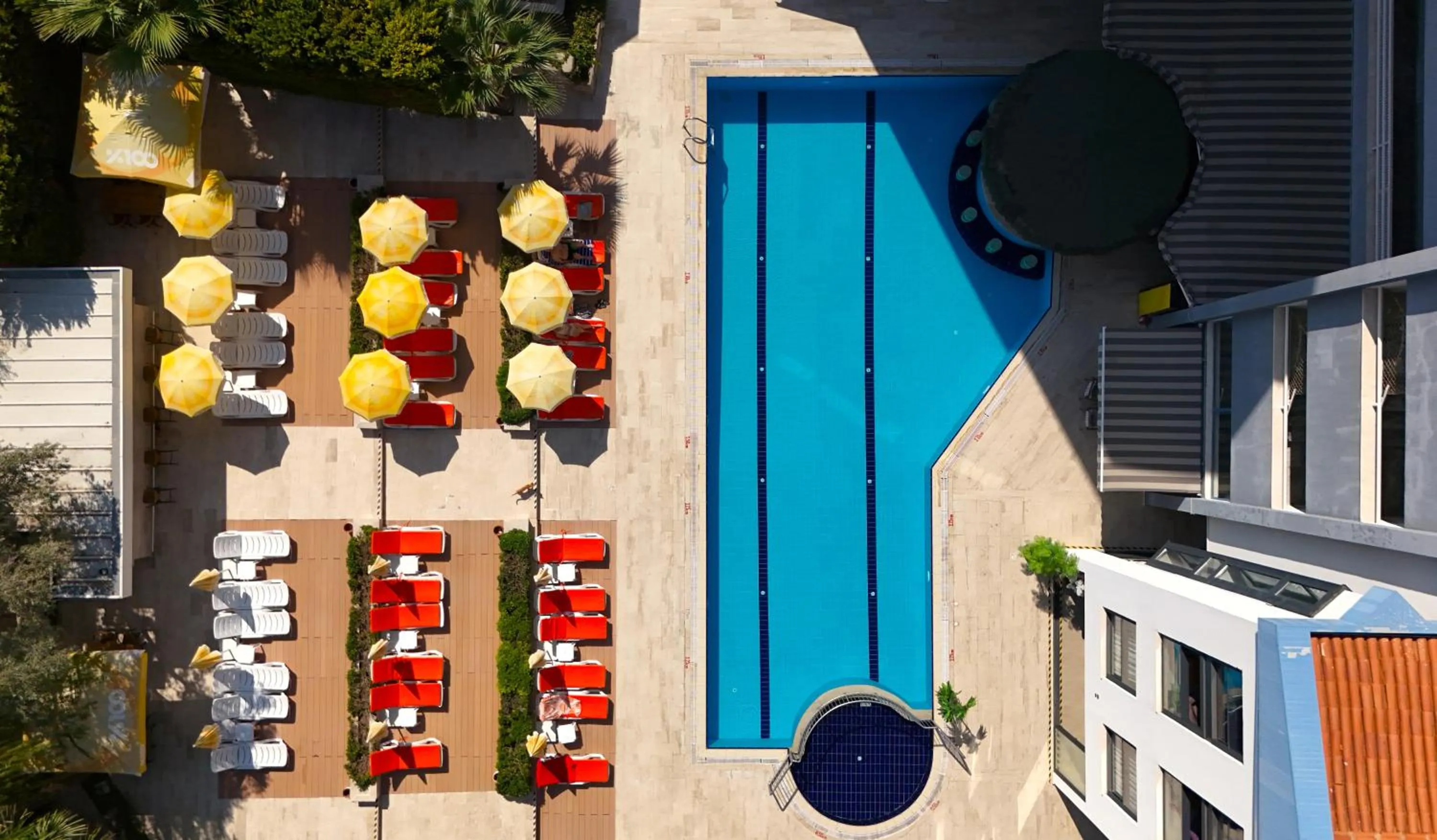 Swimming pool in Happy Apart Hotel