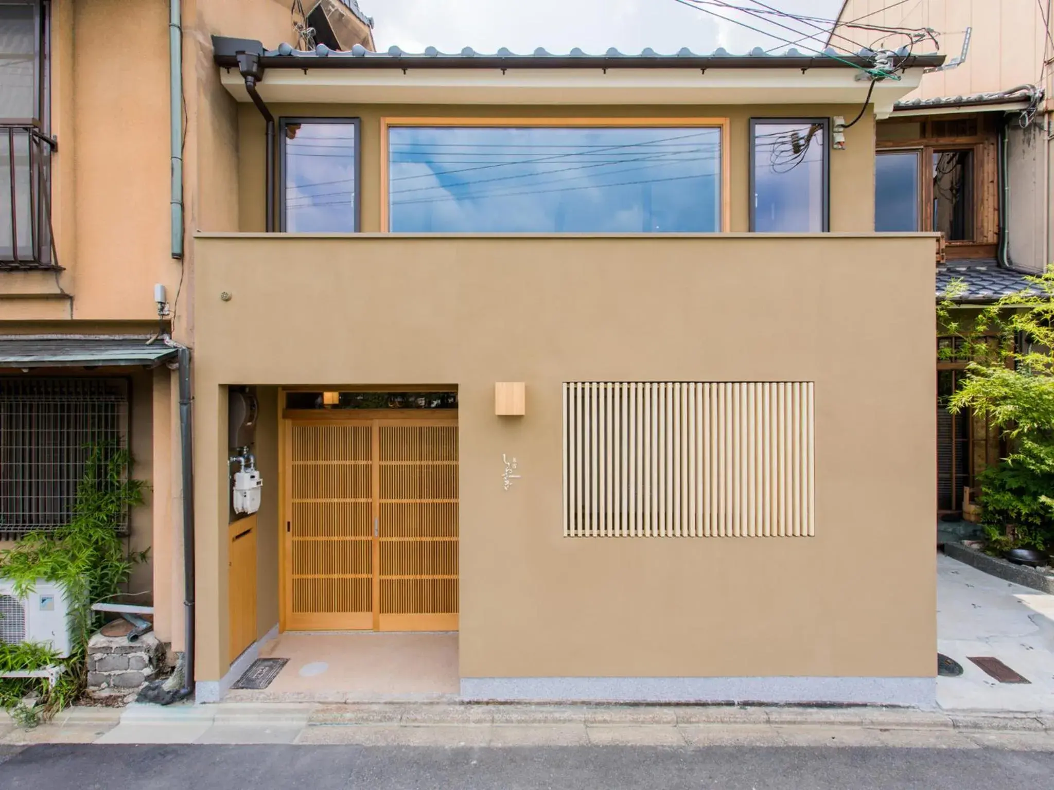 Facade/entrance in Shirasagi Kyoto Facade/entrance in Shirasagi Kyoto