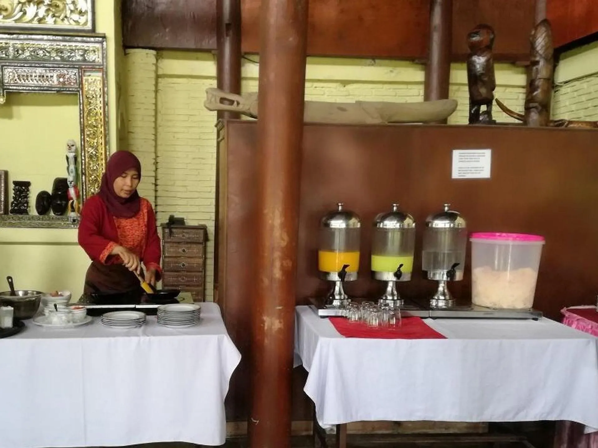 Buffet breakfast in Puri Bunga Beach Cottages