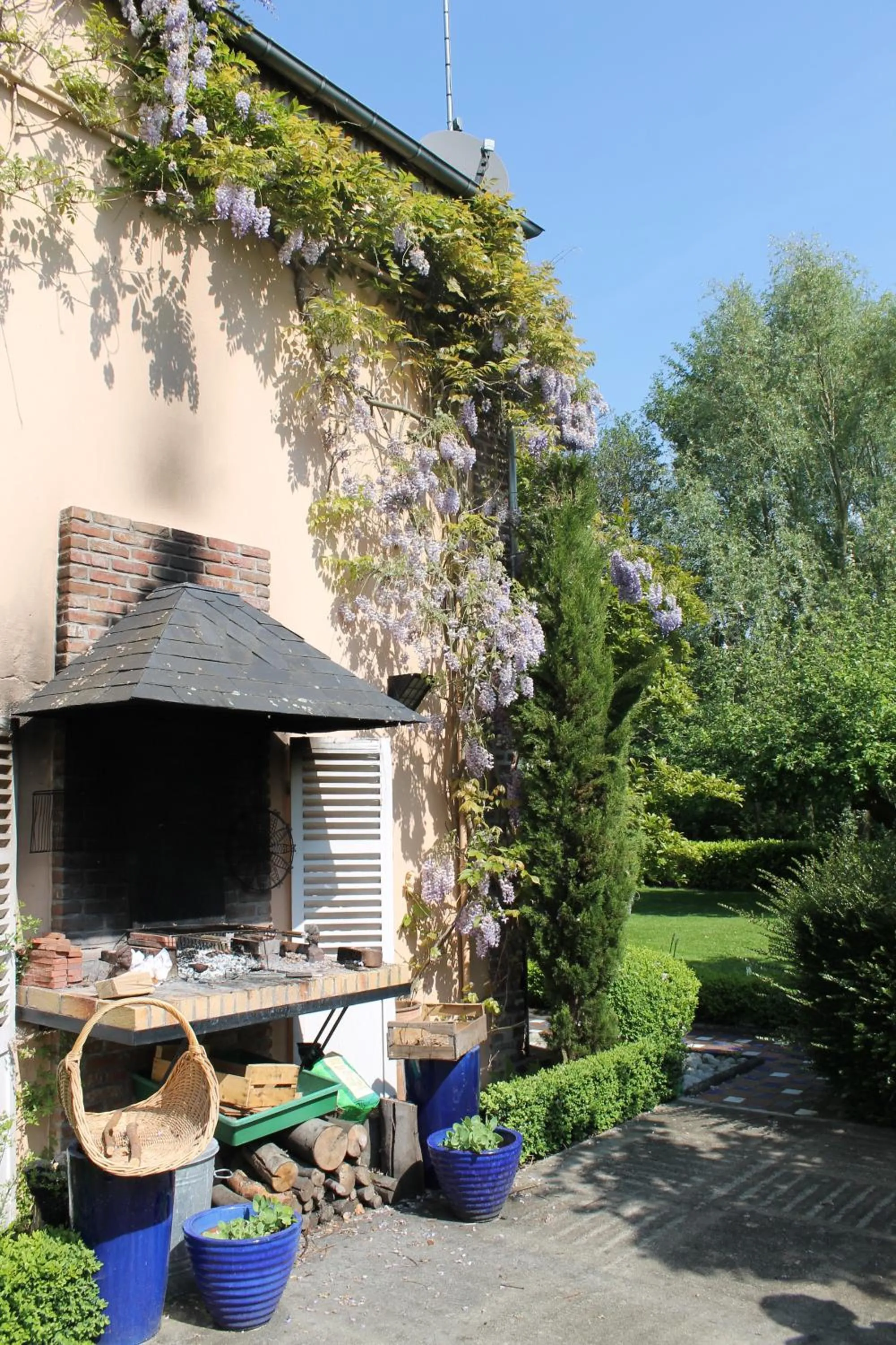 BBQ facilities in Comme une parenthèse au coeur des hortillonnages
