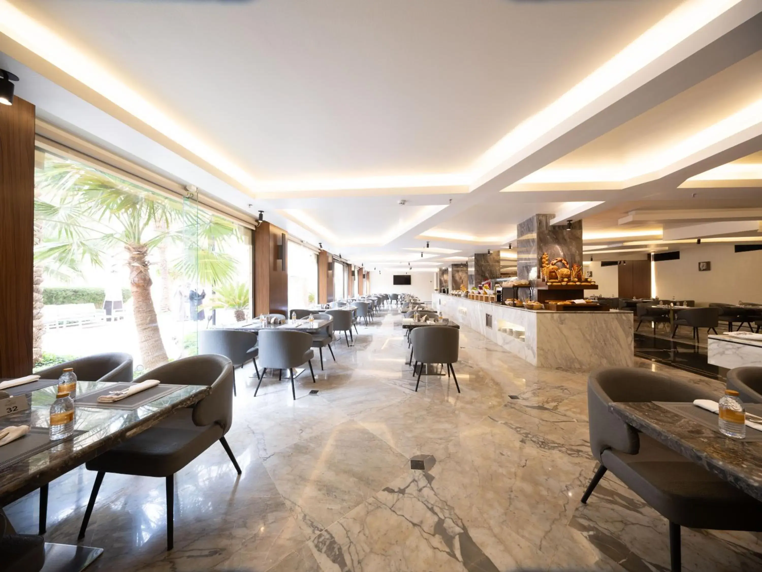 Restaurant/places to eat in Madareem Hotel Restaurant/places to eat in Madareem Hotel