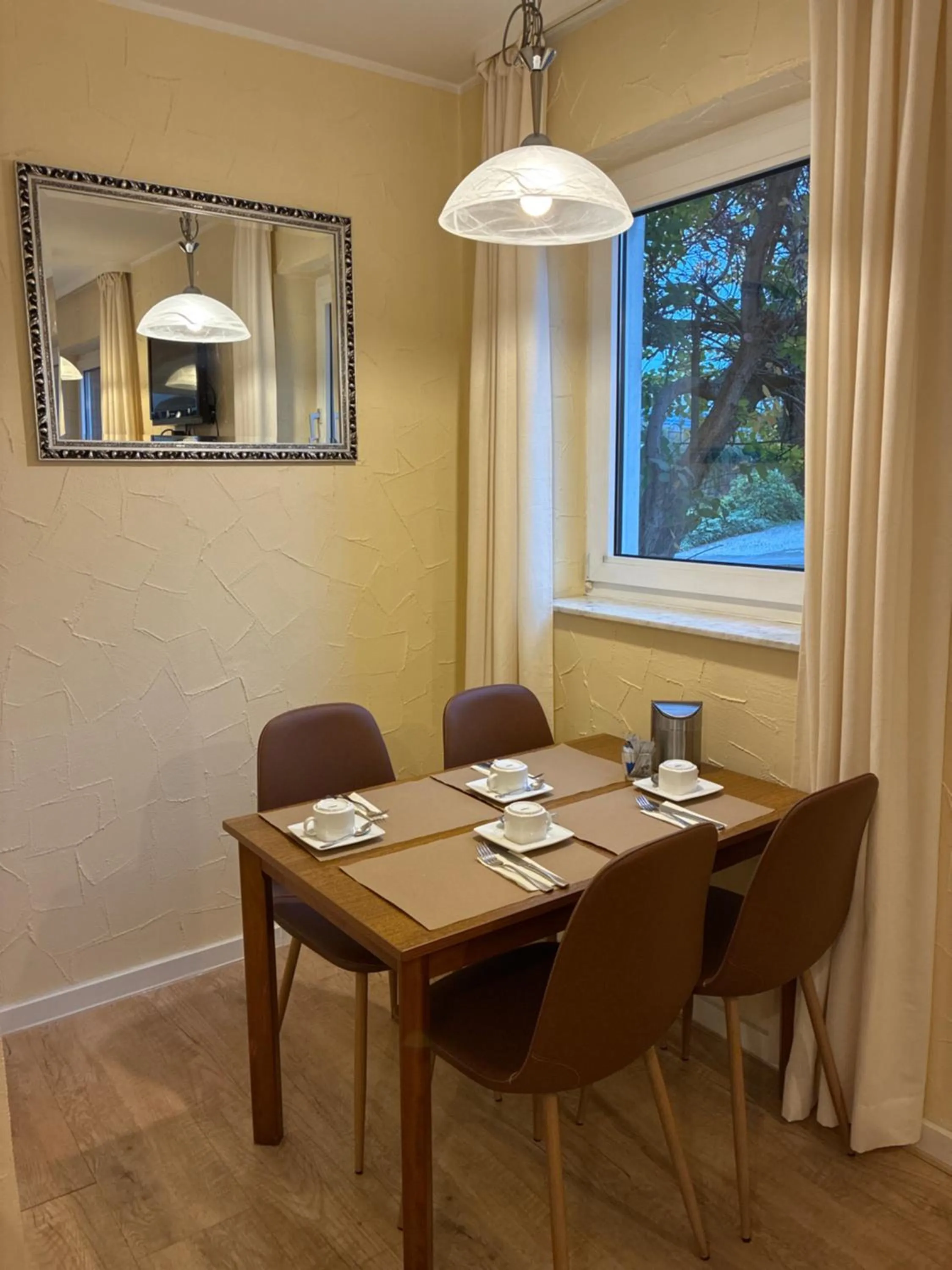 Restaurant/places to eat in arador CITY Hotel