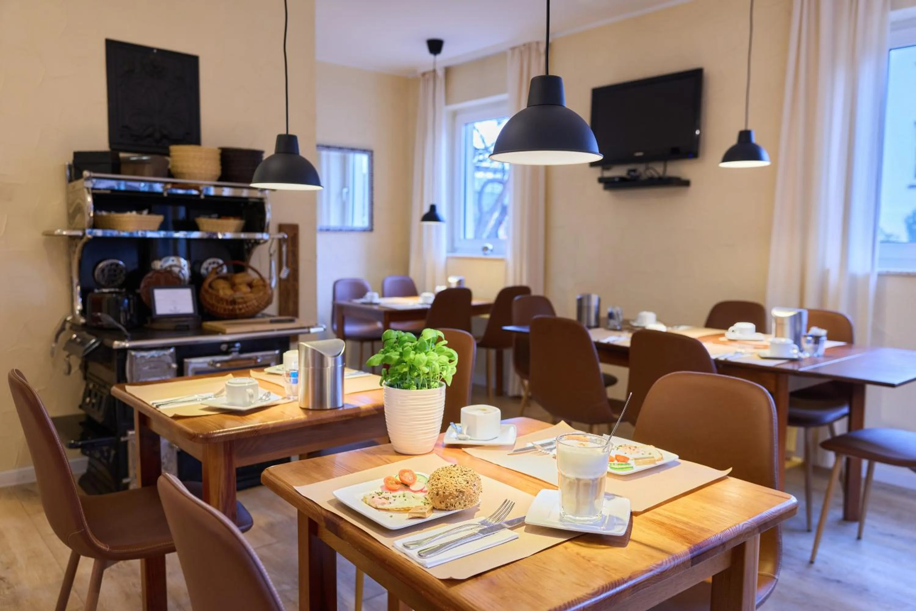 Restaurant/places to eat in arador CITY Hotel