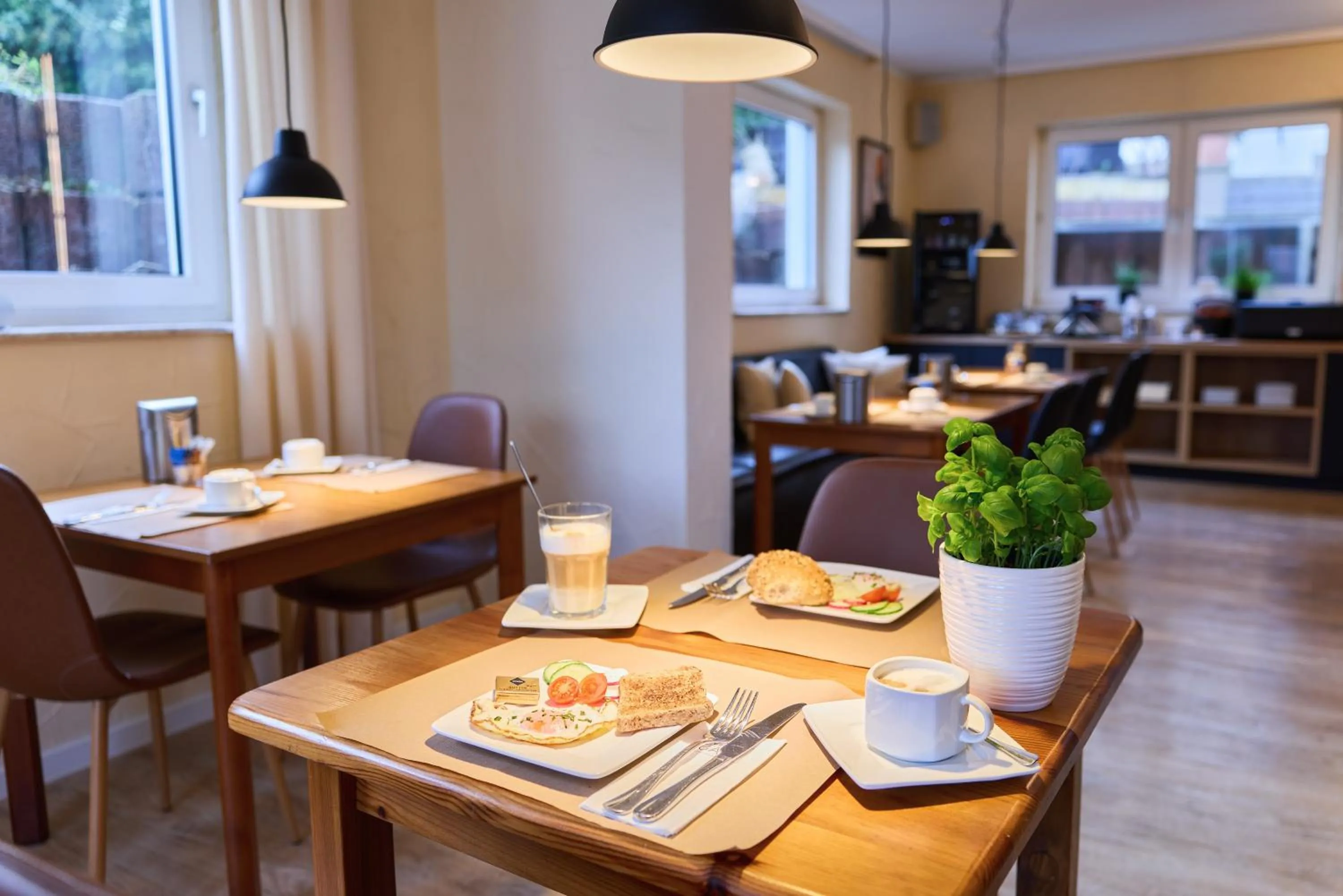 Restaurant/places to eat in arador CITY Hotel