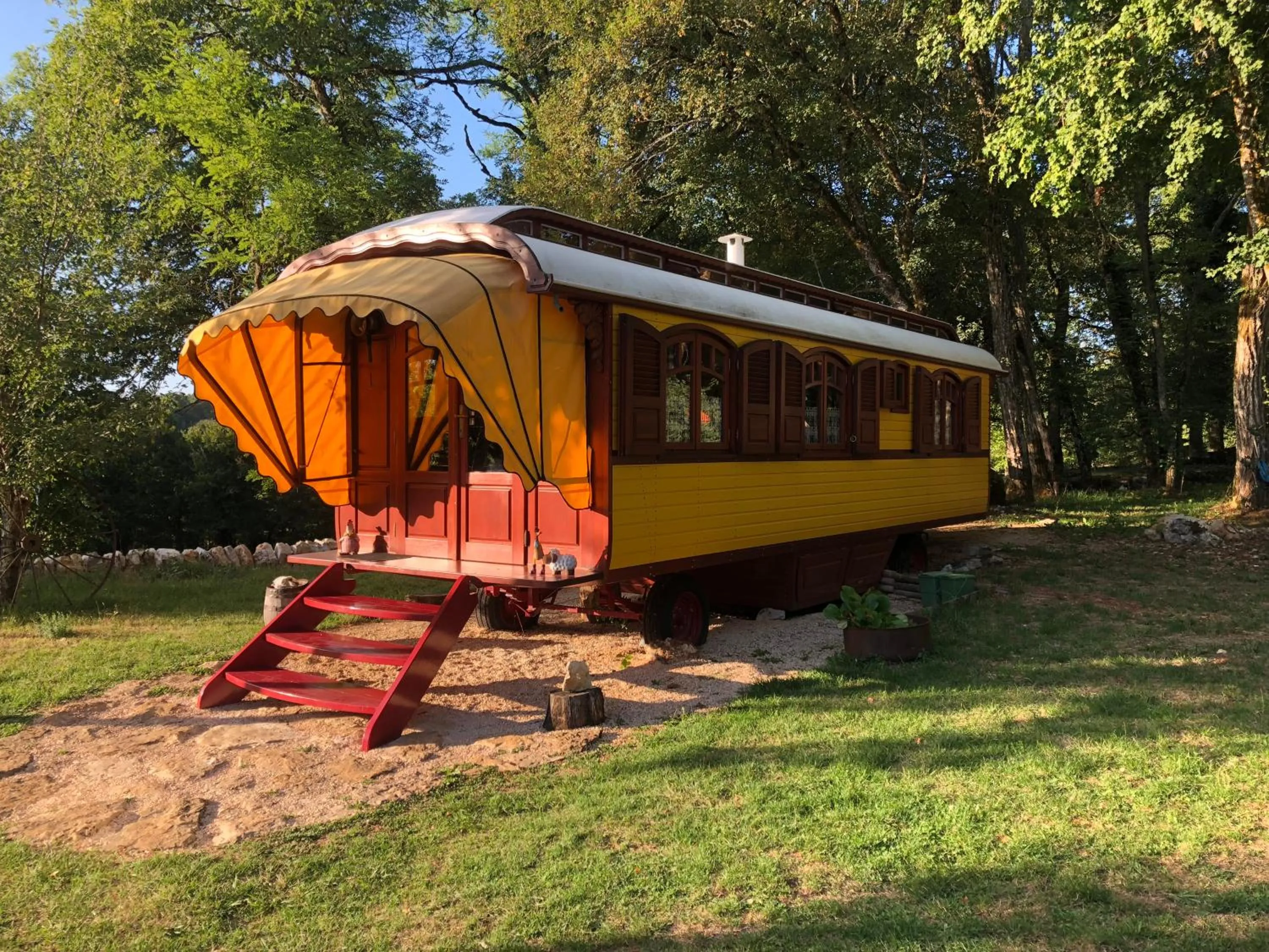 Facade/entrance in les roulottes du LOT