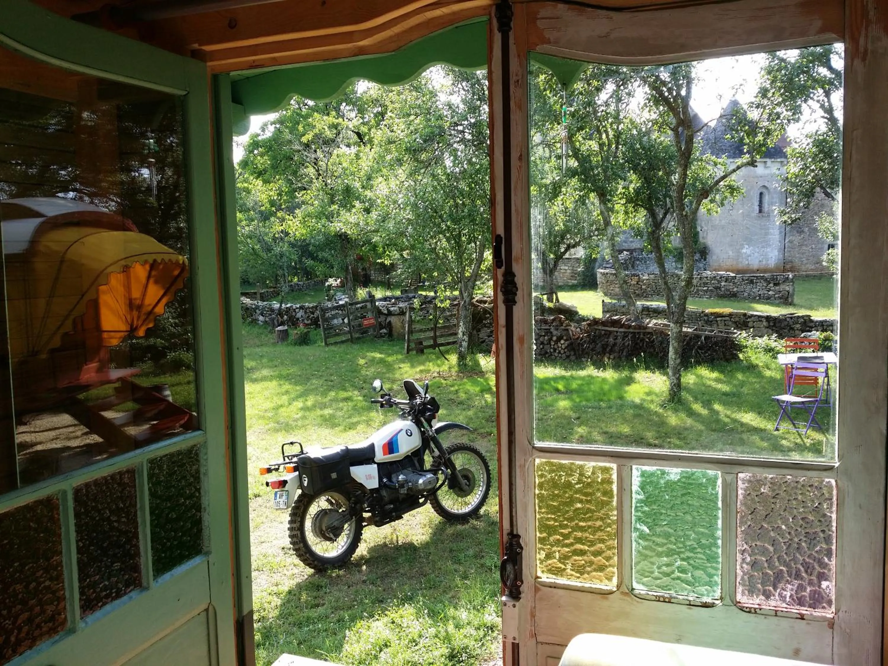 Garden view in les roulottes du LOT