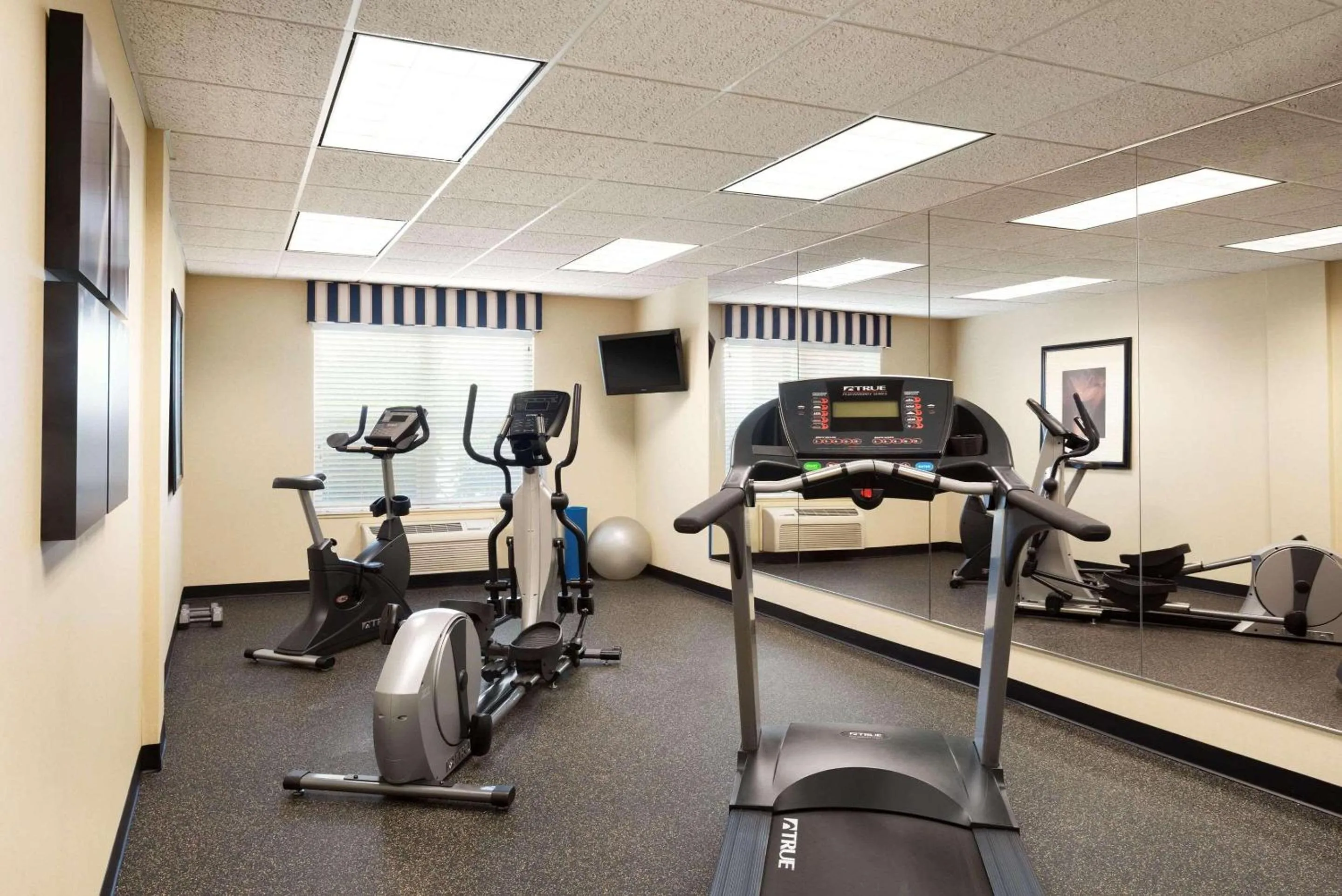 Fitness centre/facilities in Country Inn & Suites by Radisson, Shoreview-Mounds View, MN