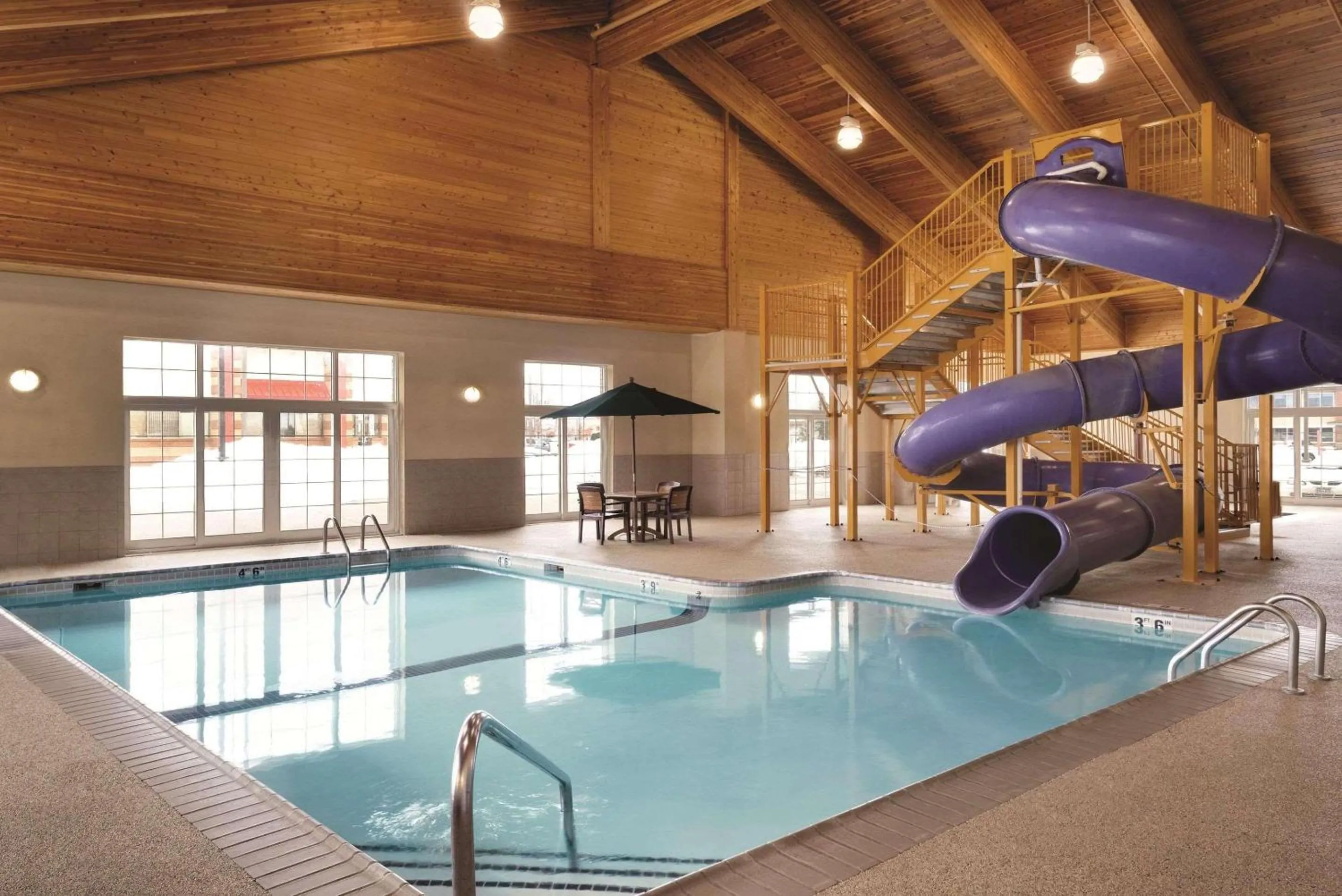 Swimming pool in Country Inn & Suites by Radisson, Shoreview-Mounds View, MN
