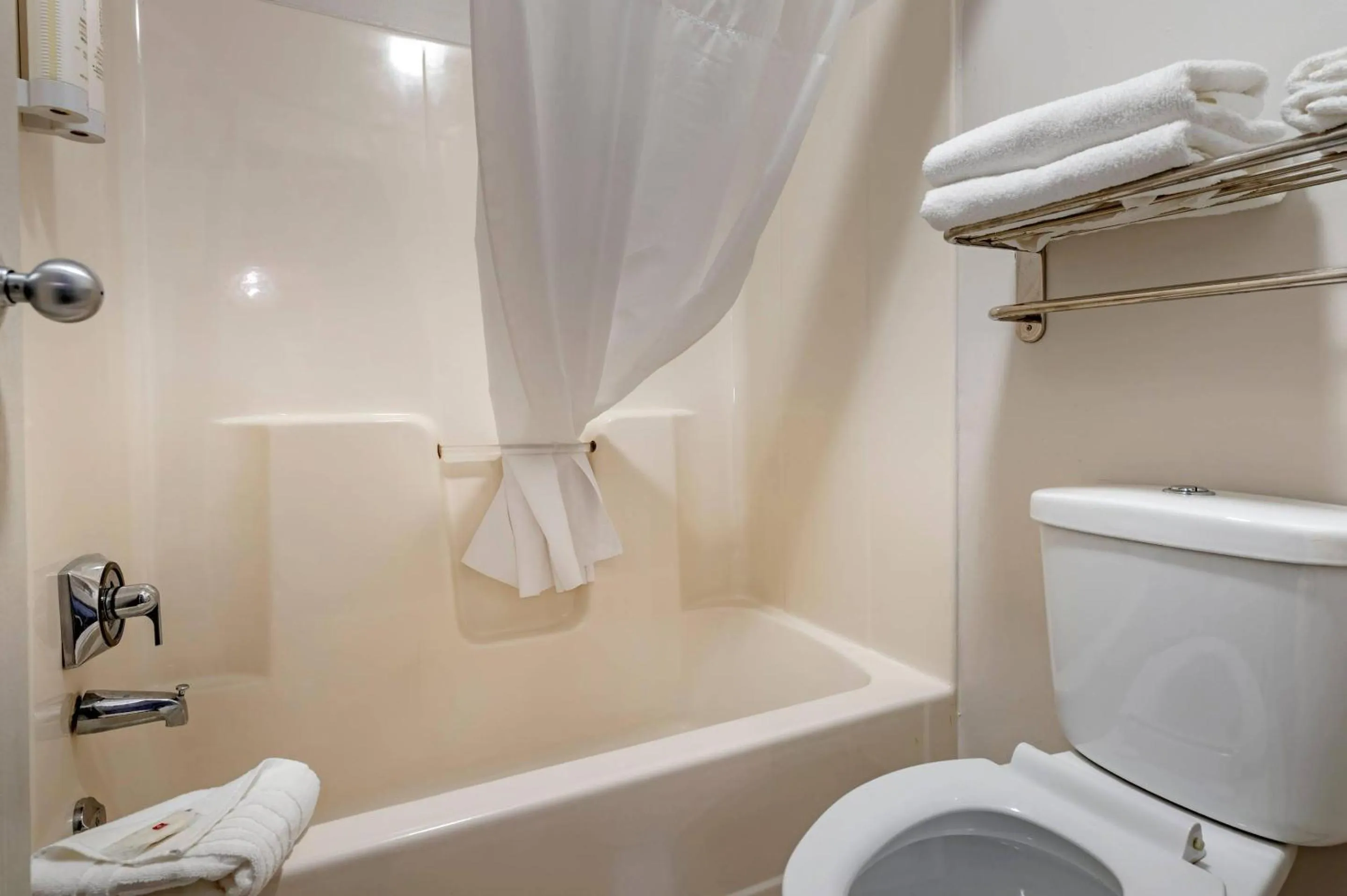 Bedroom in Clarion Pointe Indianapolis Airport