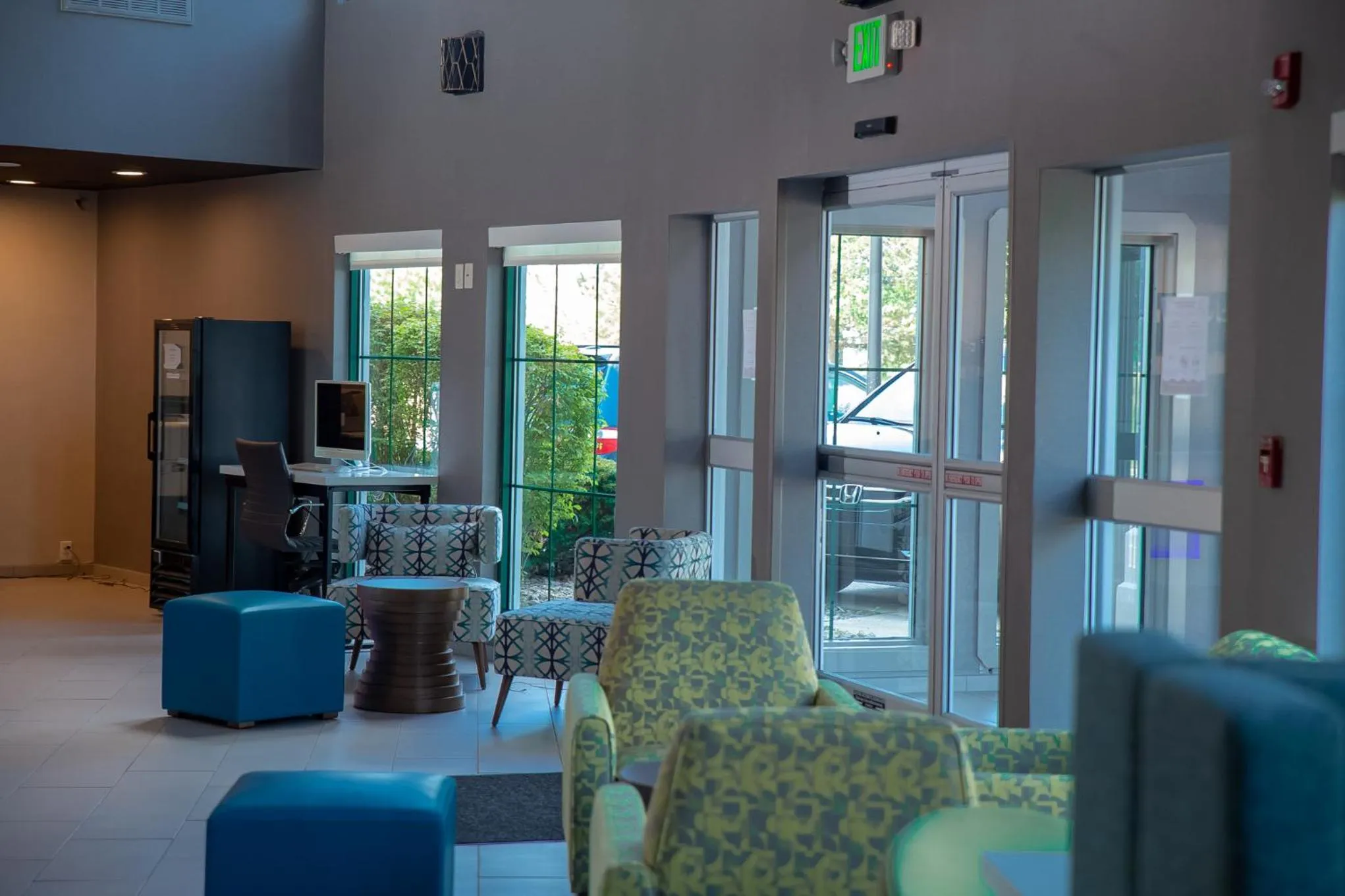 Seating area in Clarion Pointe Indianapolis Airport