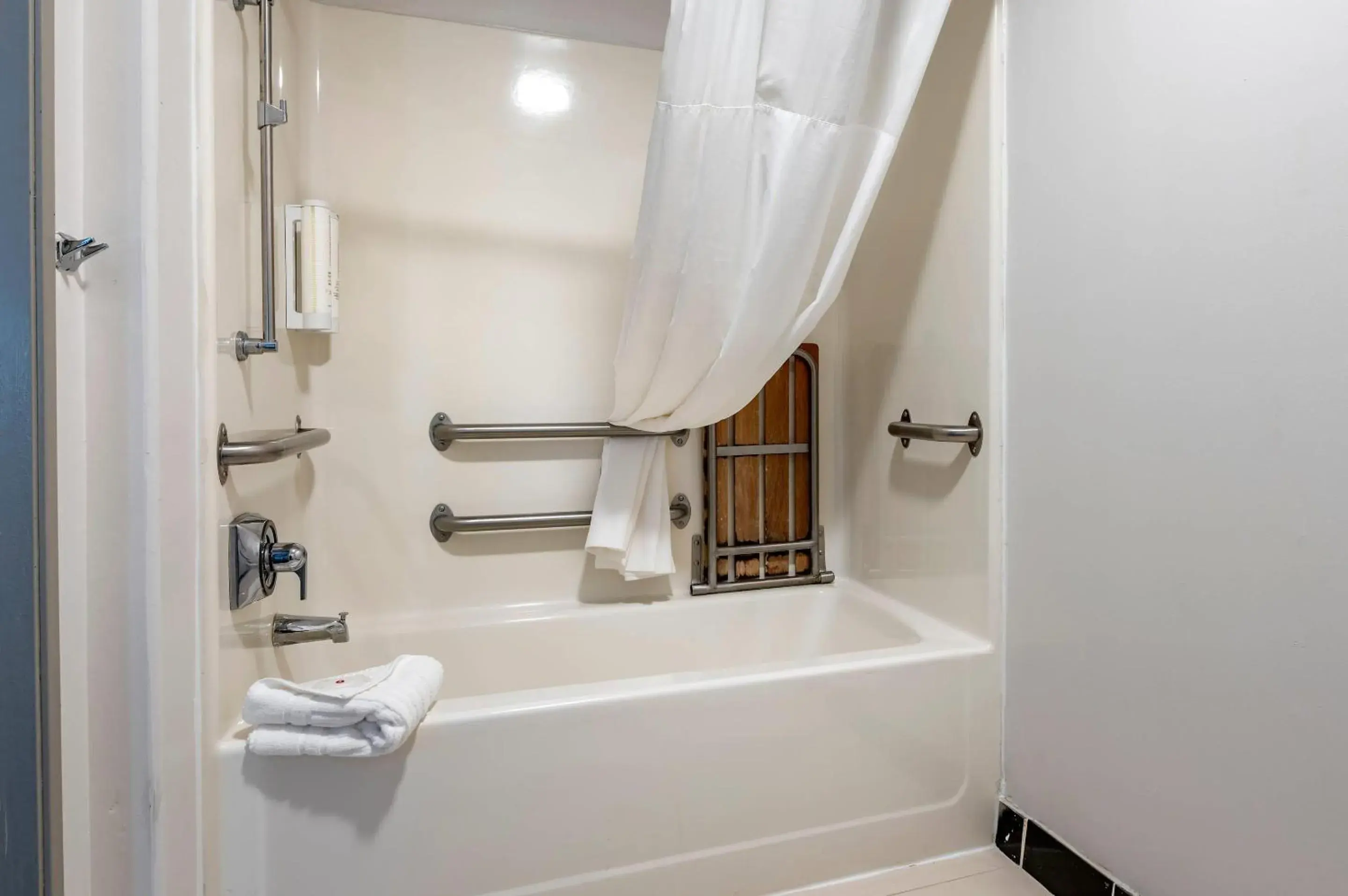 Queen Room with Accessible Tub - Accessible/Non-Smoking in Clarion Pointe Indianapolis Airport Queen Room with Accessible Tub - Accessible/Non-Smoking in Clarion Pointe Indianapolis Airport