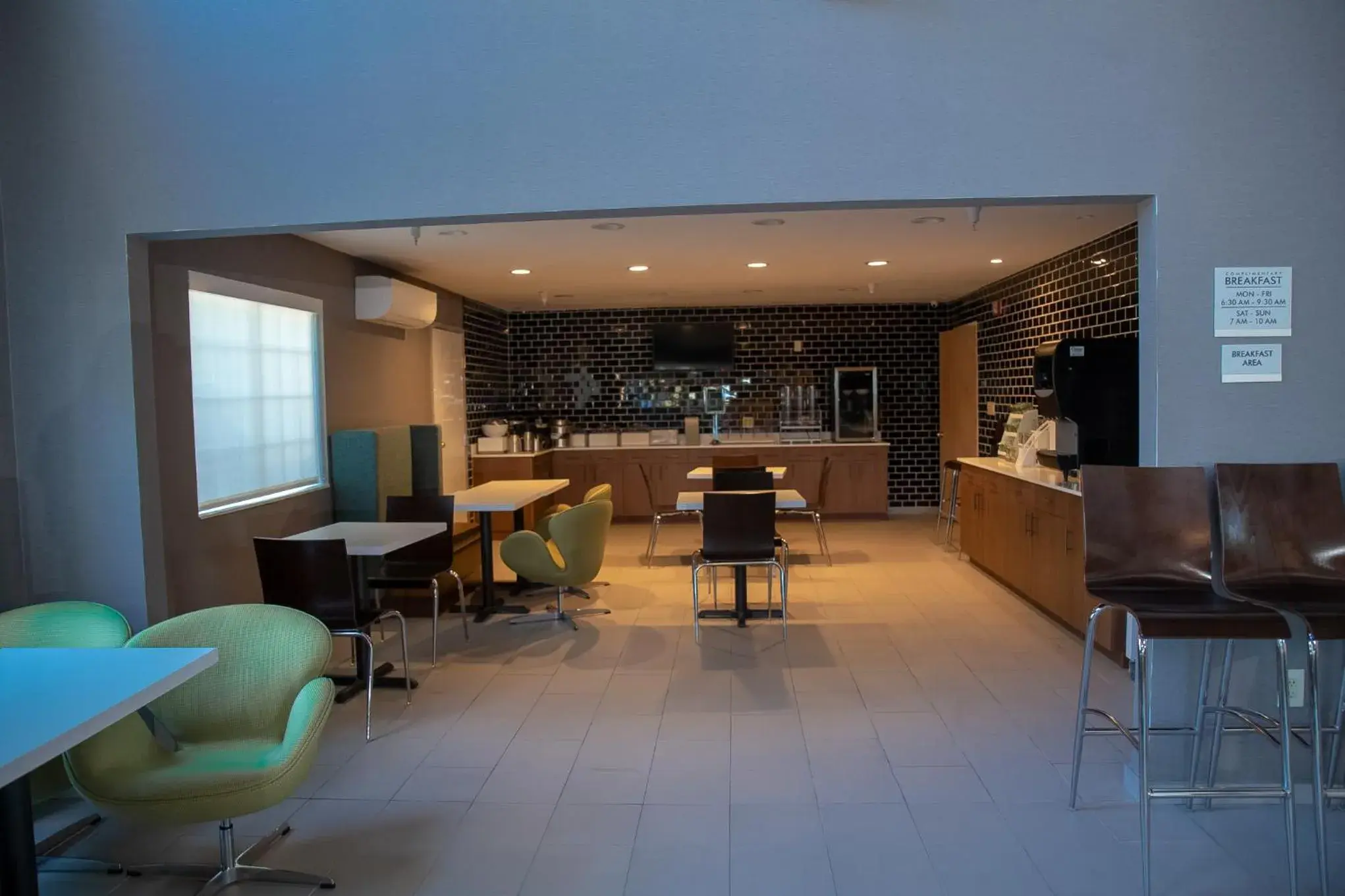 Lounge or bar in Clarion Pointe Indianapolis Airport Lounge or bar in Clarion Pointe Indianapolis Airport