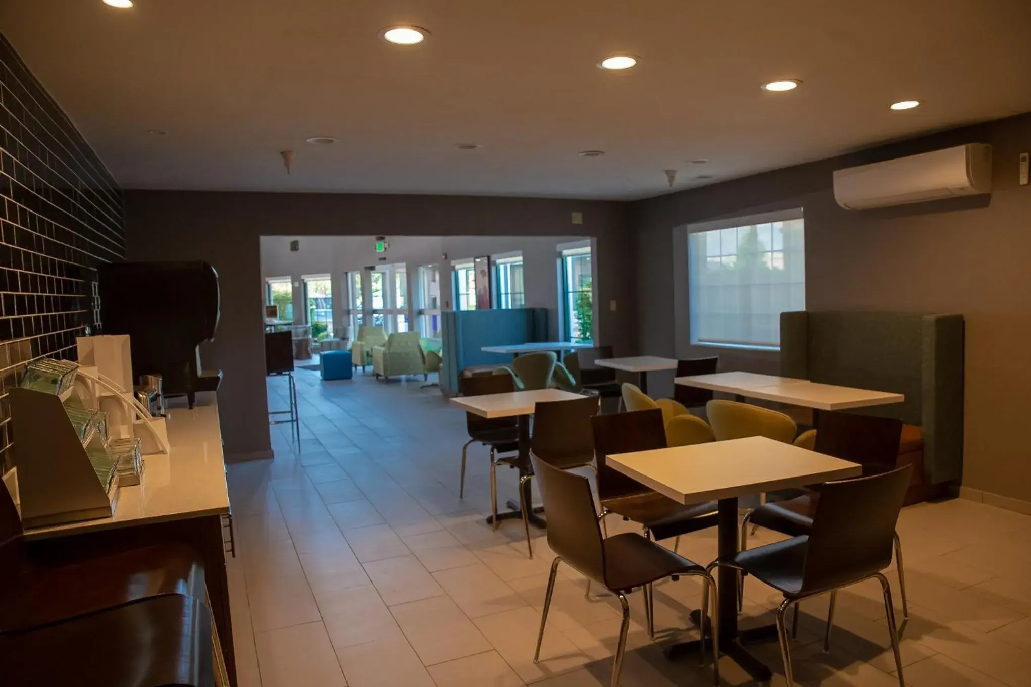 Restaurant/places to eat in Clarion Pointe Indianapolis Airport Restaurant/places to eat in Clarion Pointe Indianapolis Airport