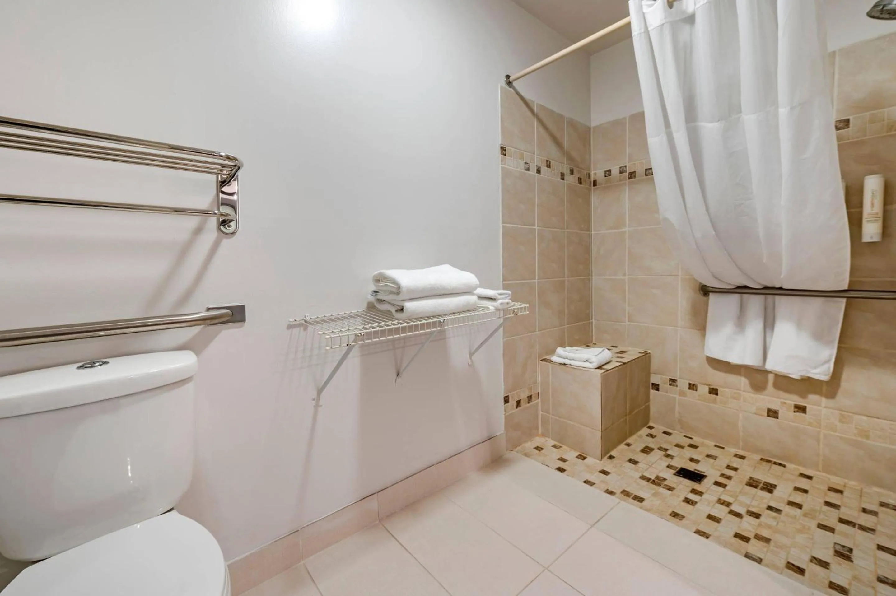 Bedroom in Clarion Pointe Indianapolis Airport