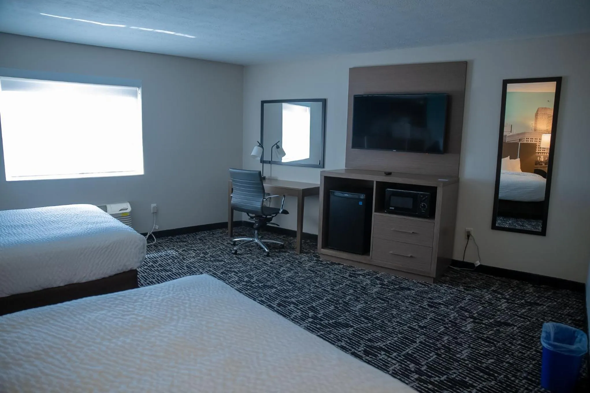 Bed in Clarion Pointe Indianapolis Airport