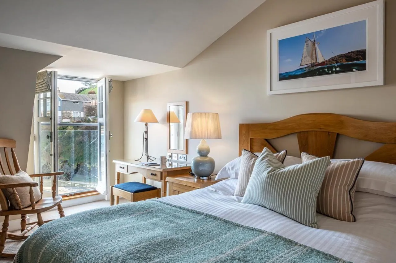 Shower, Bed in South Sands Hotel