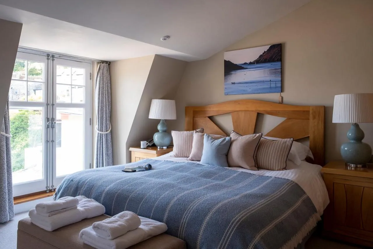 Shower, Bed in South Sands Hotel