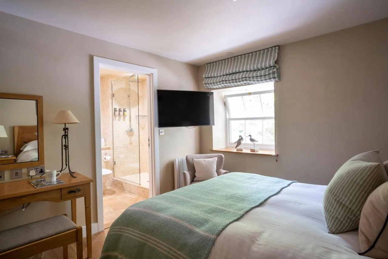 Shower, Bed in South Sands Hotel