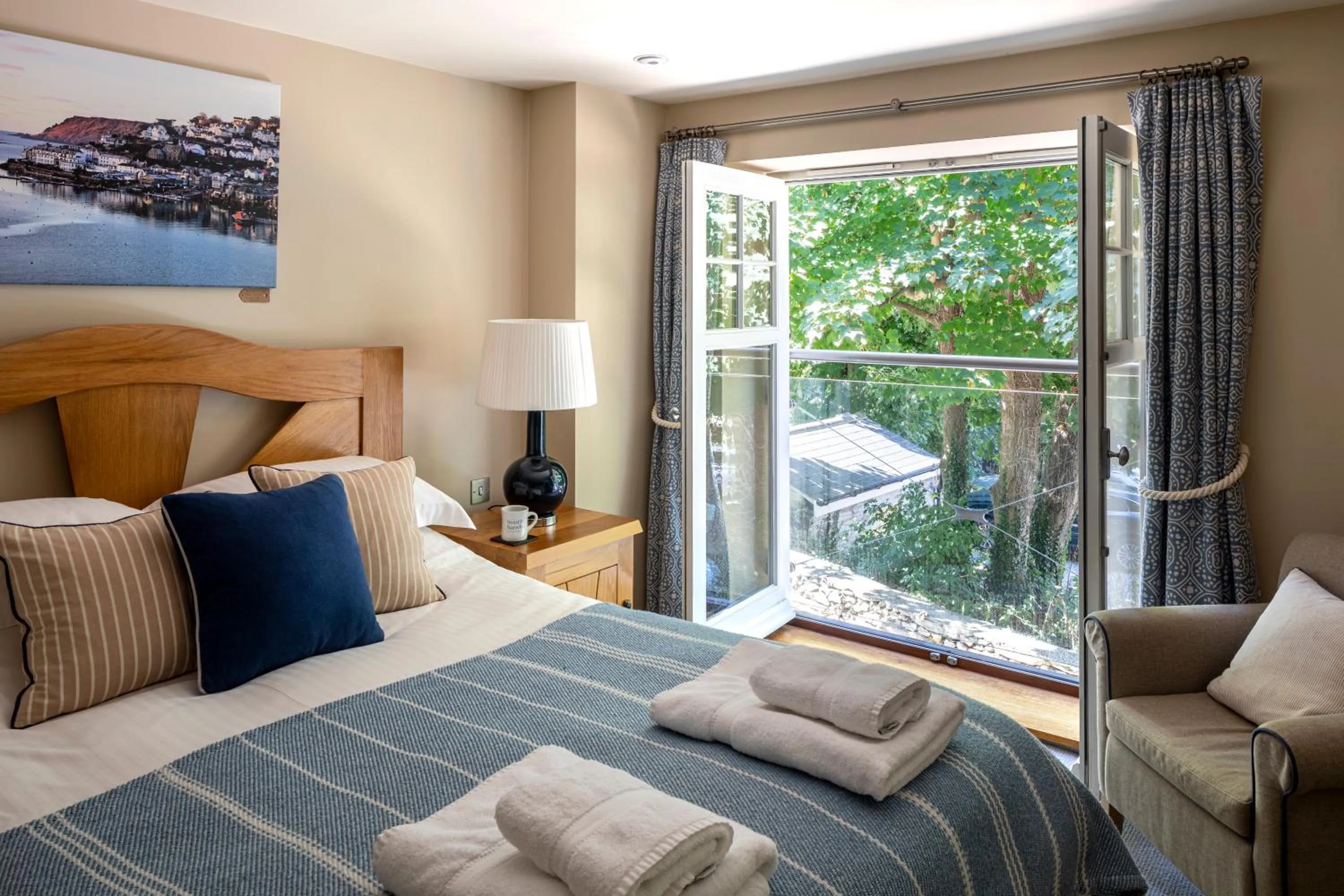 Shower, Bed in South Sands Hotel