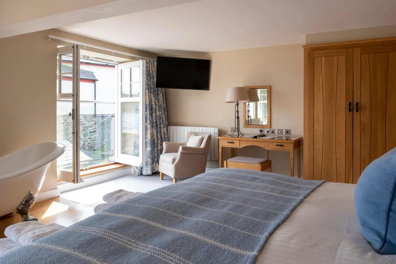 Shower, Bed in South Sands Hotel