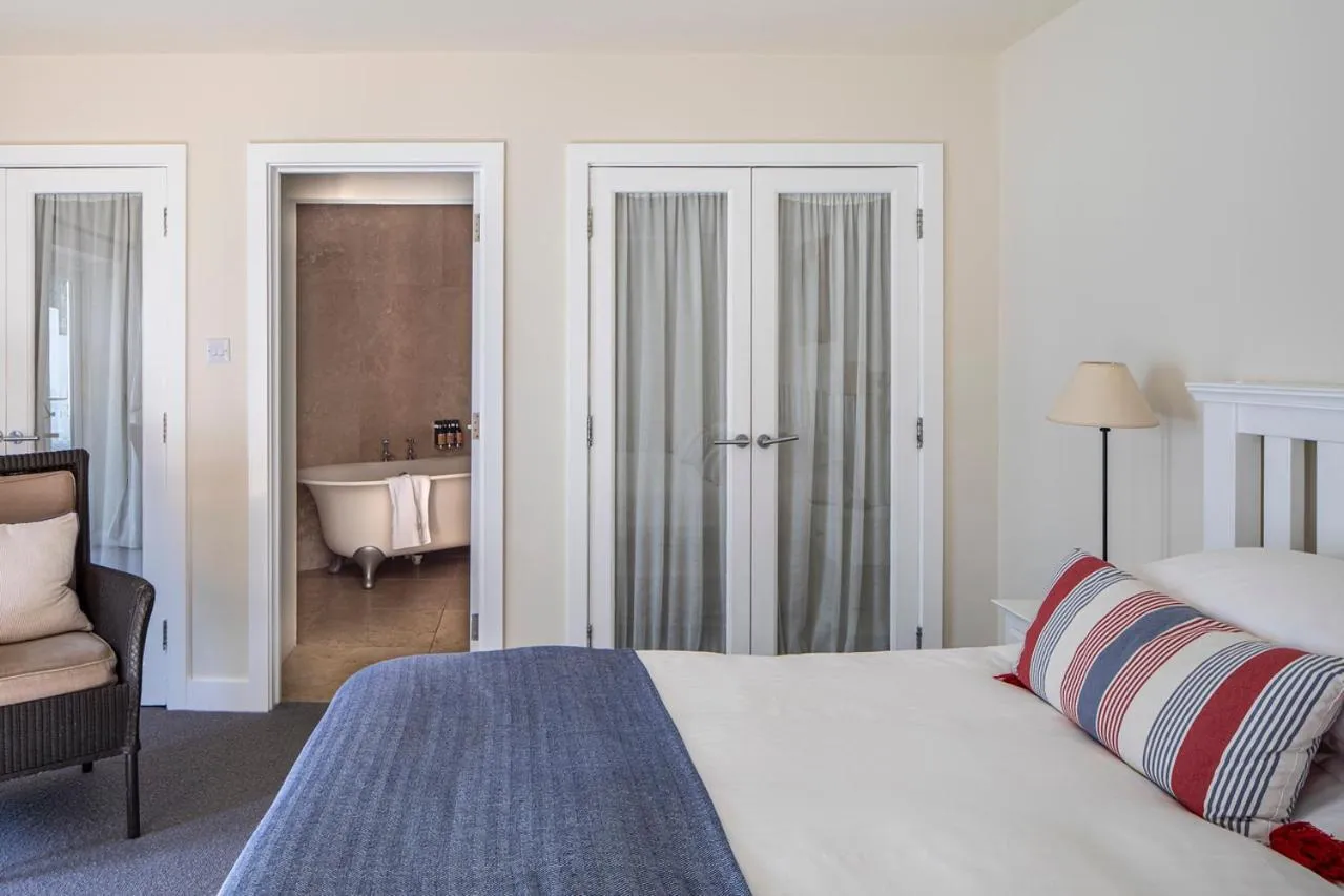 Shower, Bed in South Sands Hotel