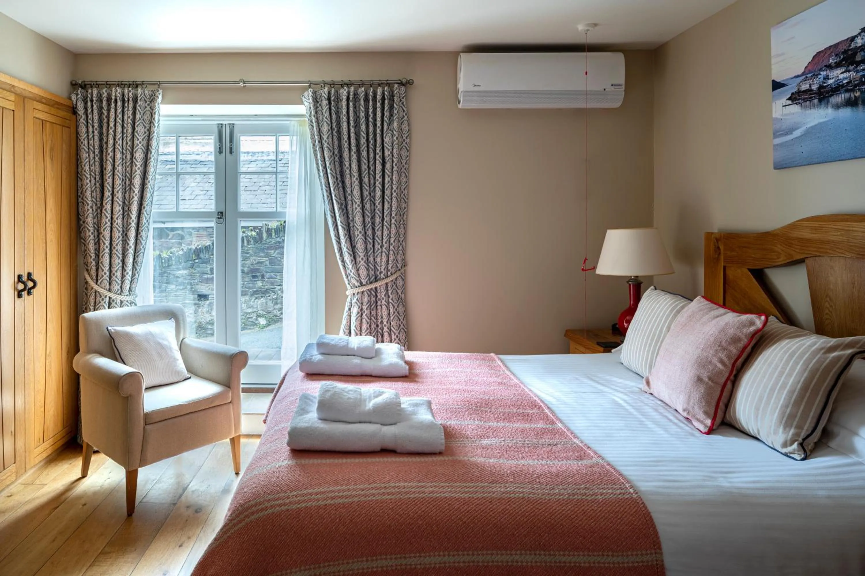 Shower, Bed in South Sands Hotel