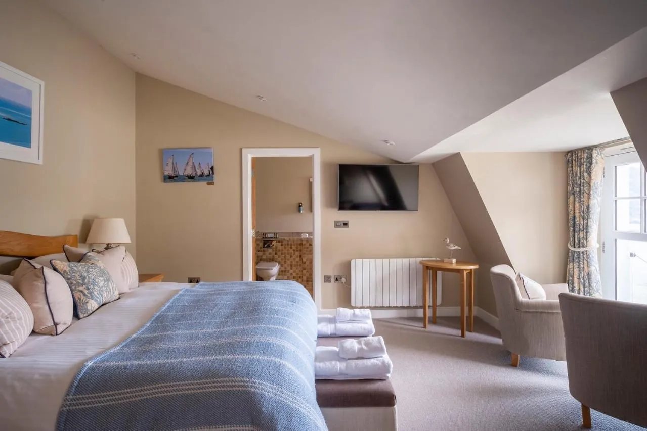 Shower, Bed in South Sands Hotel