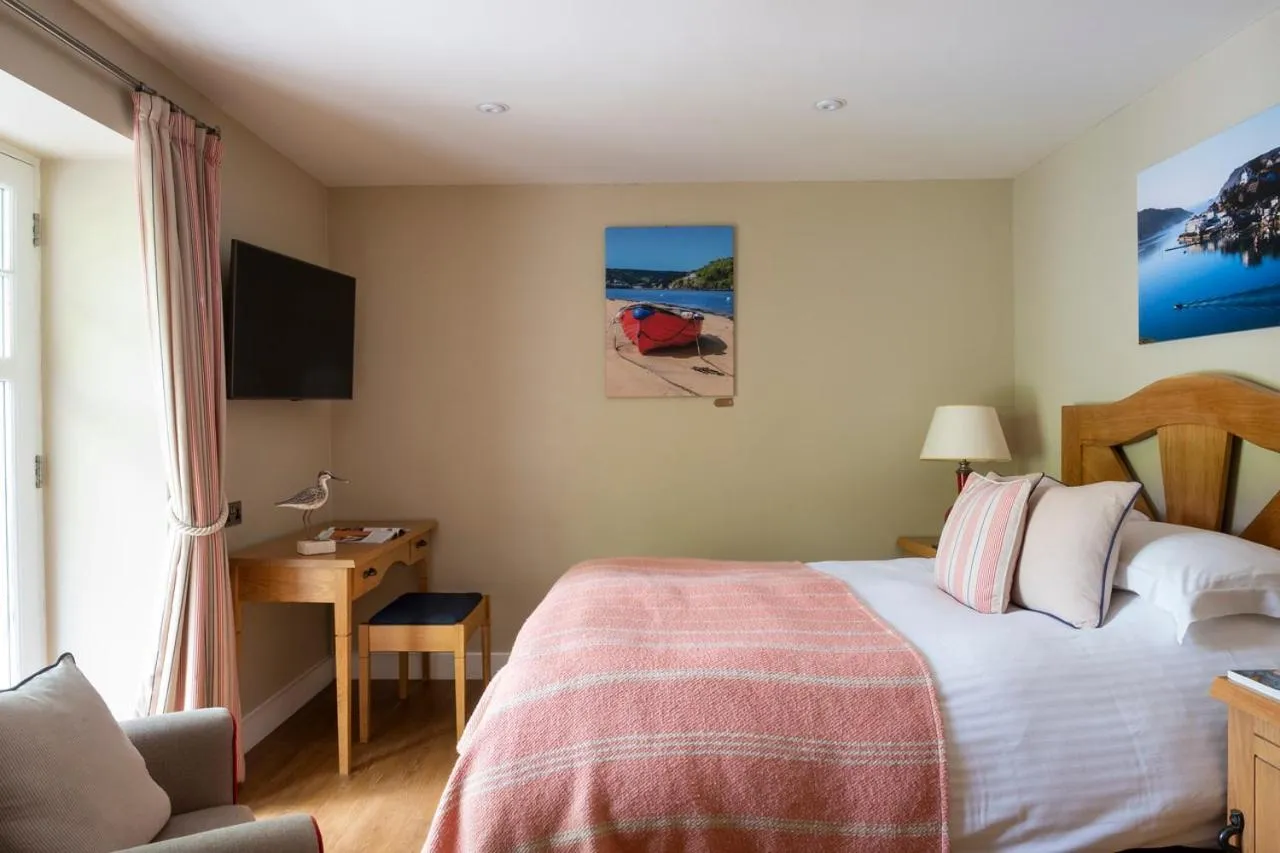 Shower, Bed in South Sands Hotel