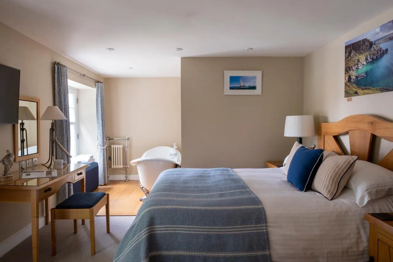 Shower, Bed in South Sands Hotel