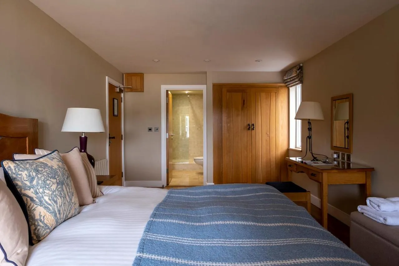 Shower, Bed in South Sands Hotel