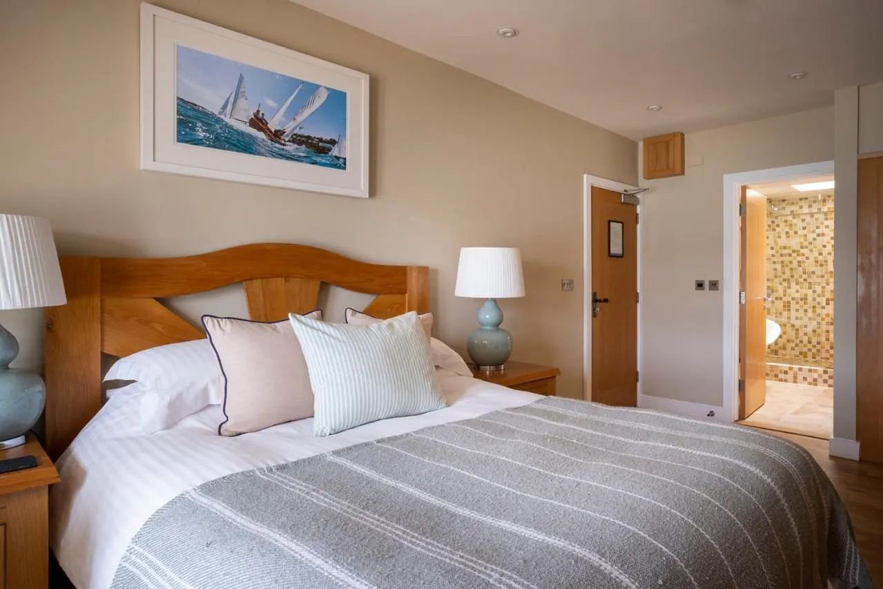 Shower, Bed in South Sands Hotel