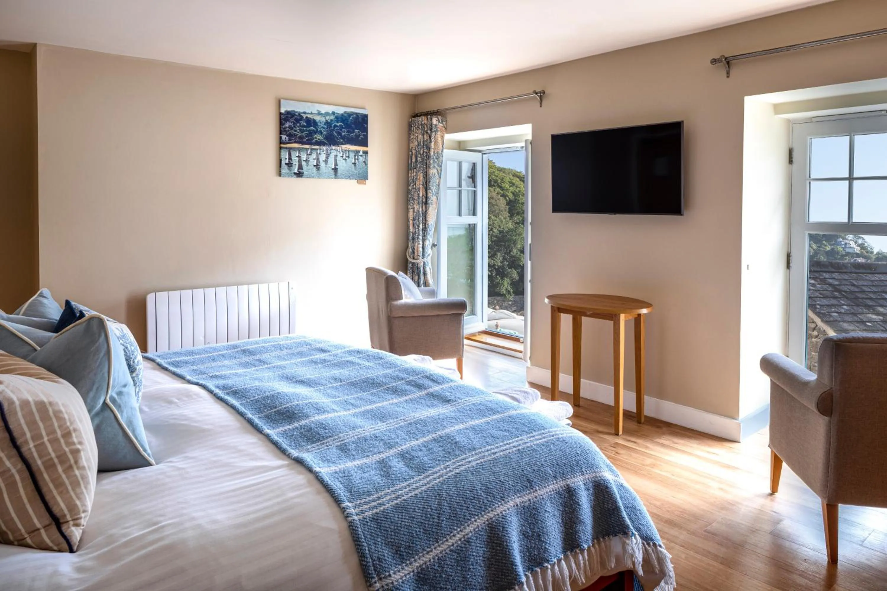 Shower, Bed in South Sands Hotel