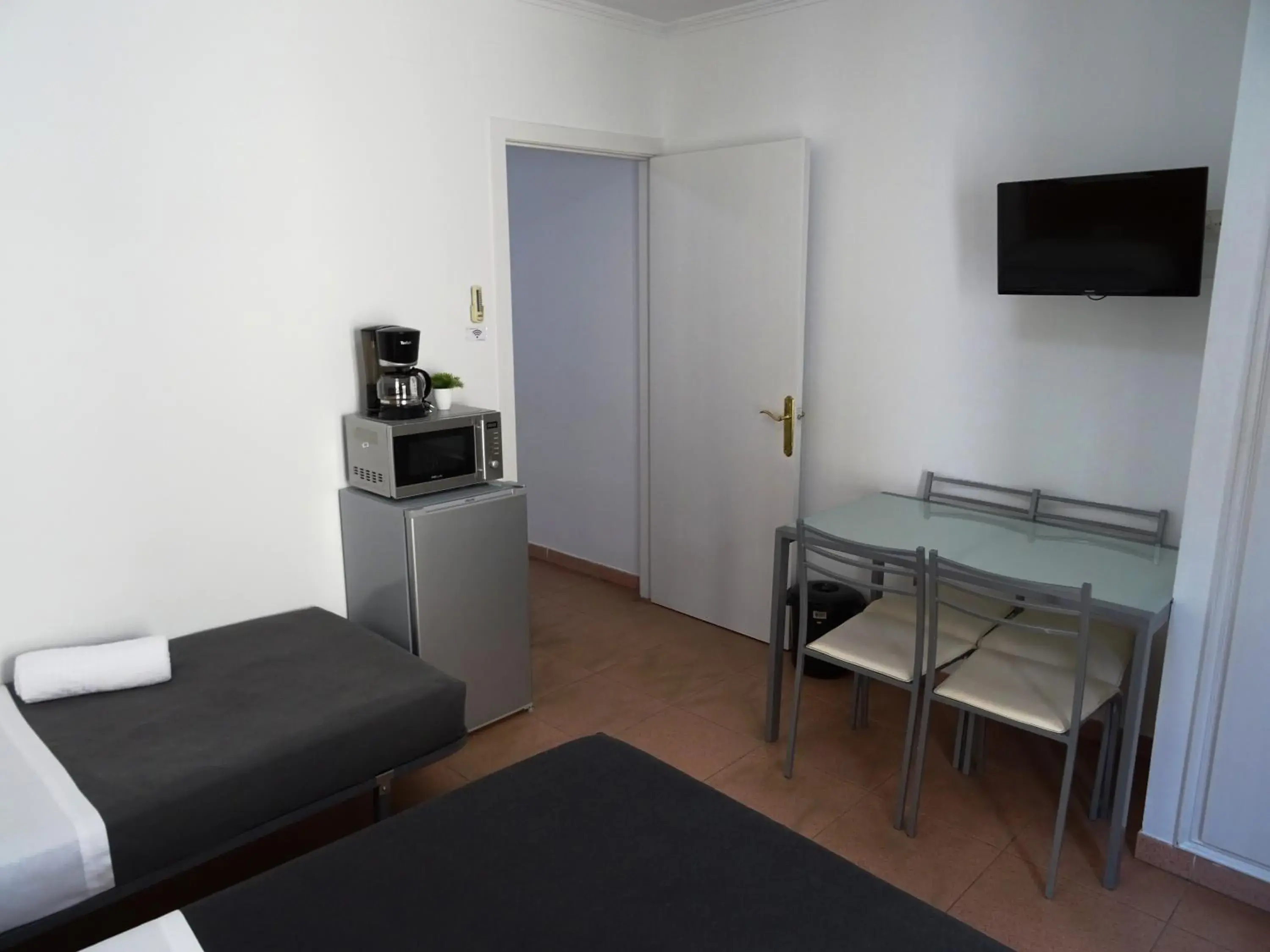 Economy Quadruple Room in Center Plaza Figueres Economy Quadruple Room in Center Plaza Figueres