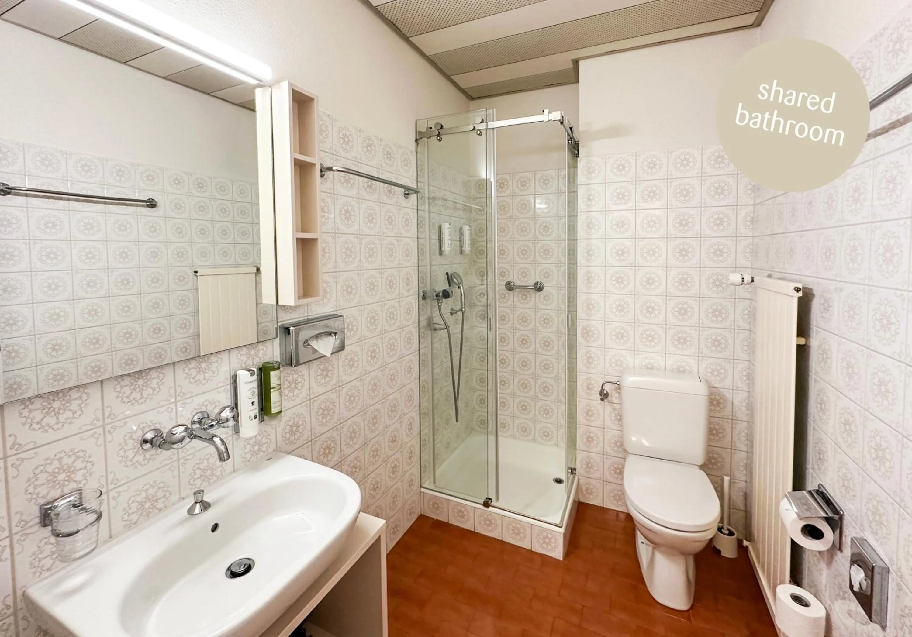 Shower in Hotel Polo