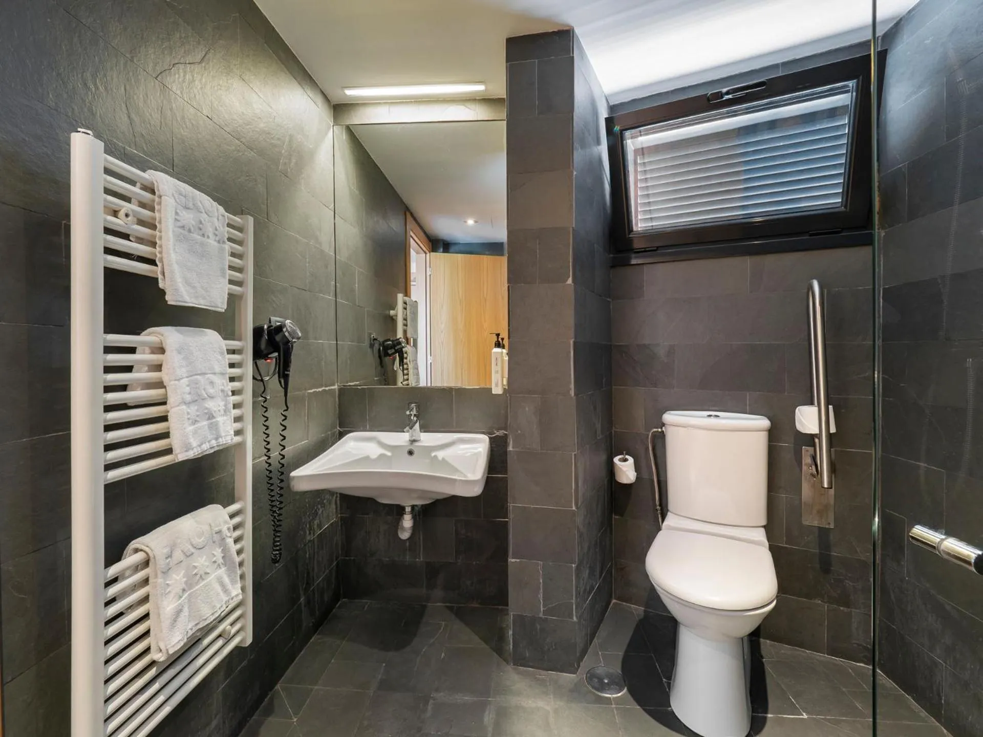 Toilet in Hotel Duero