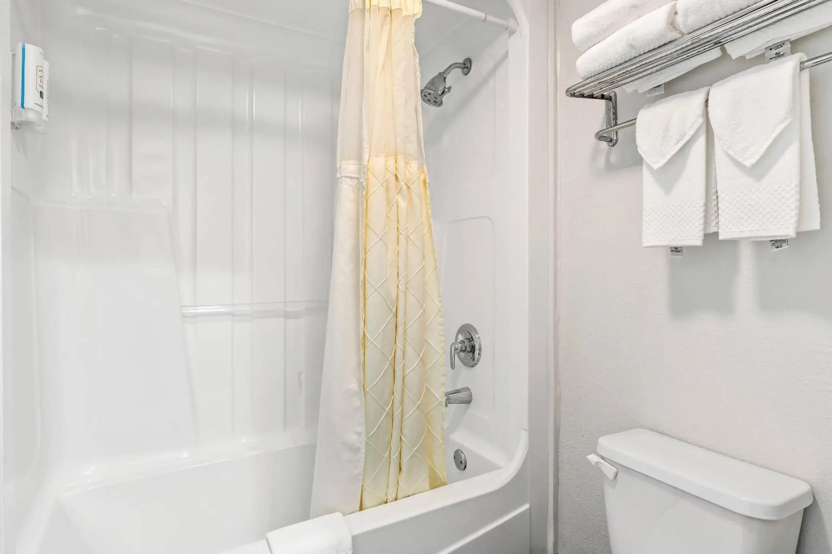 Bedroom in Quality Inn & Suites near Robins Air Force Base Bedroom in Quality Inn & Suites near Robins Air Force Base