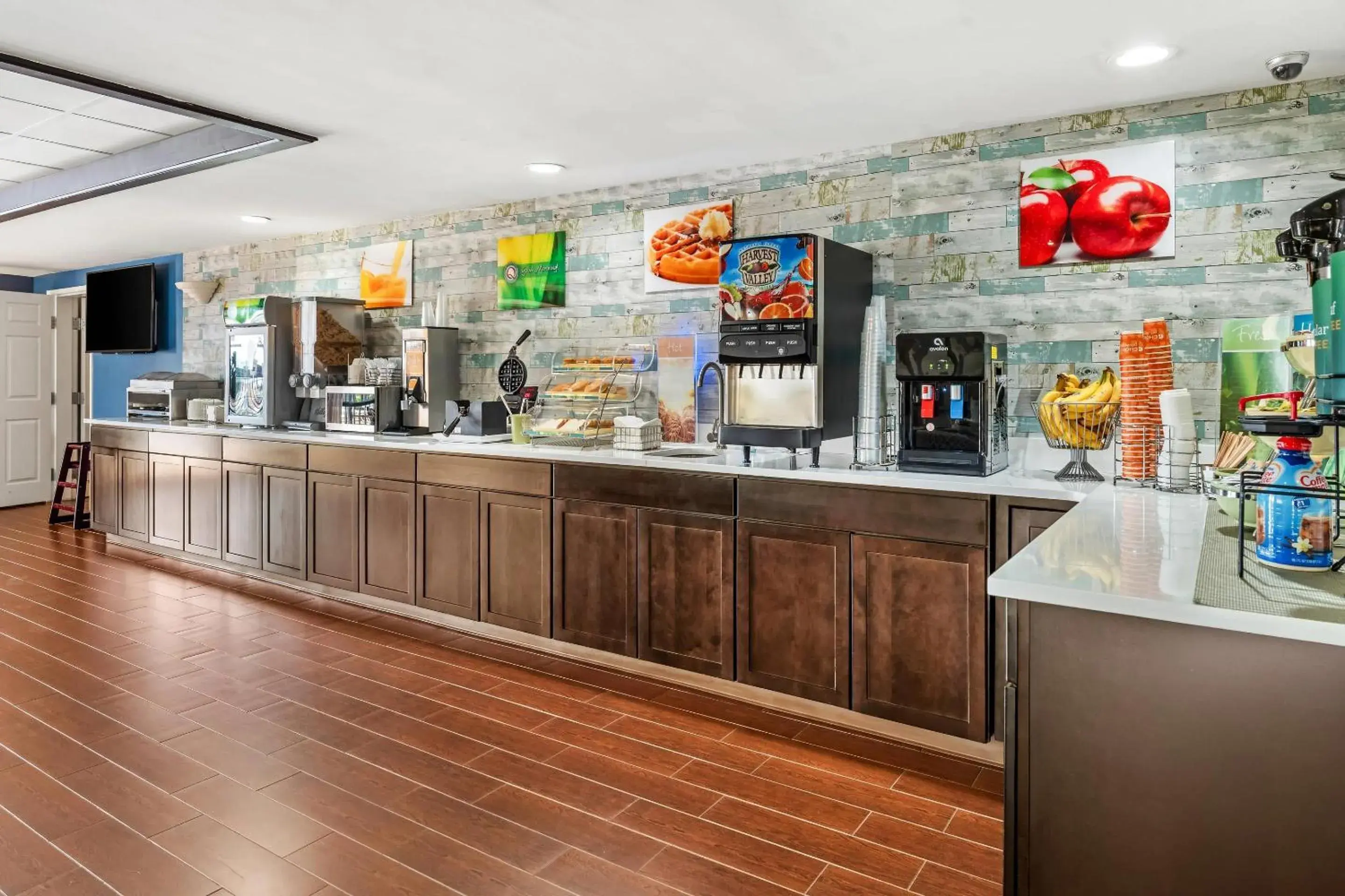 Breakfast in Quality Inn & Suites near Robins Air Force Base Breakfast in Quality Inn & Suites near Robins Air Force Base