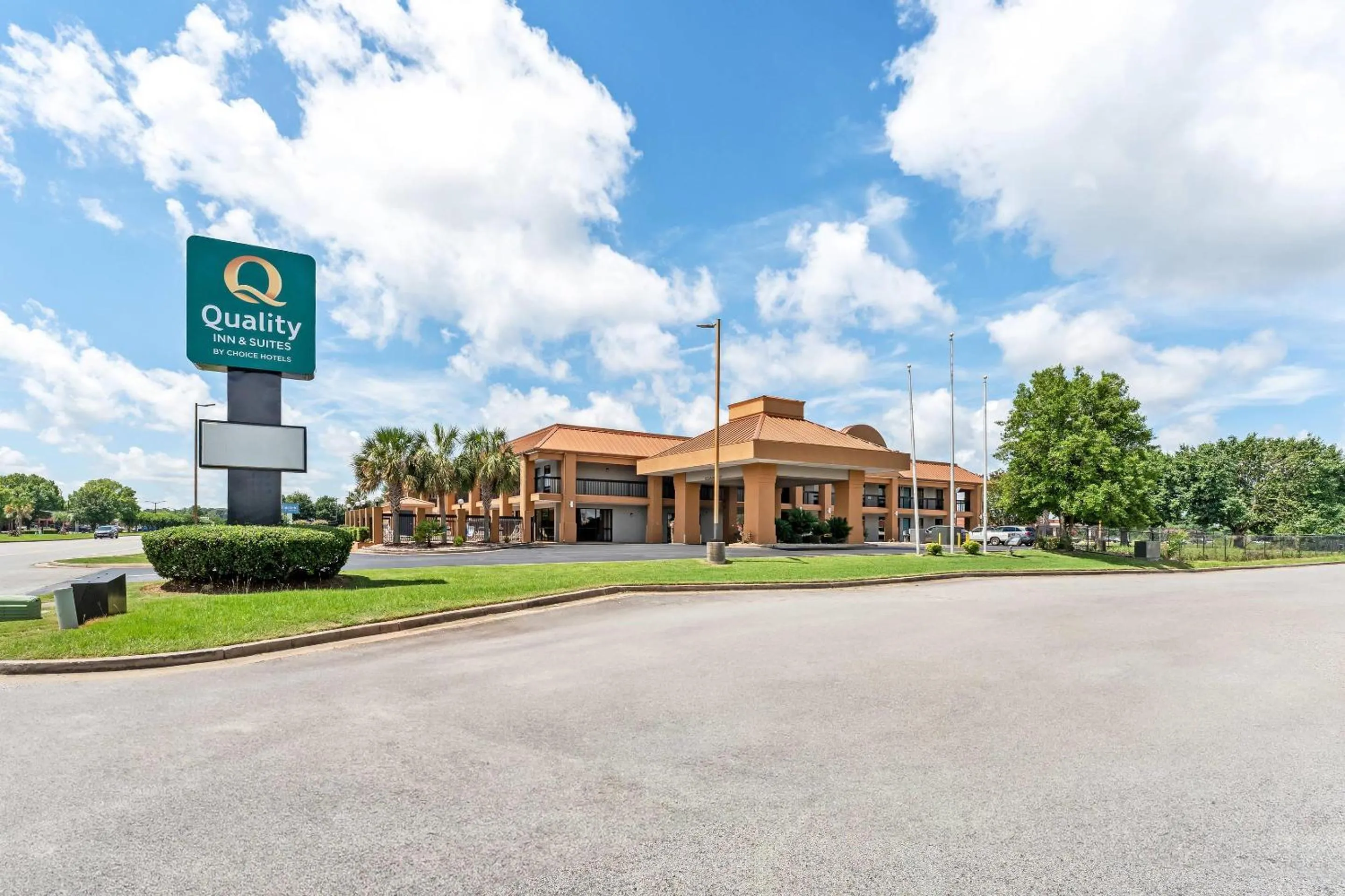Property building in Quality Inn & Suites near Robins Air Force Base