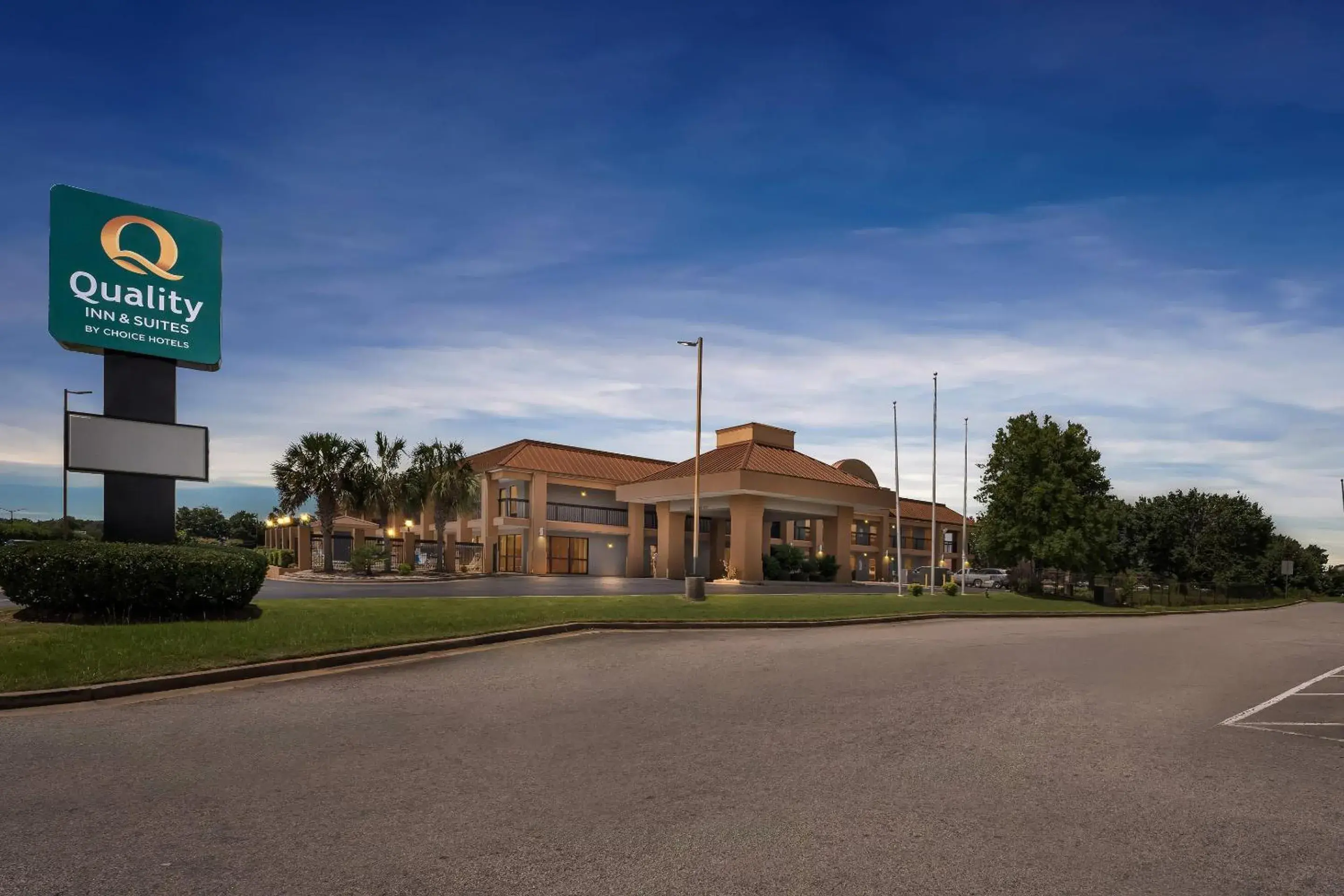 Quality Inn & Suites near Robins Air Force Base Quality Inn & Suites near Robins Air Force Base